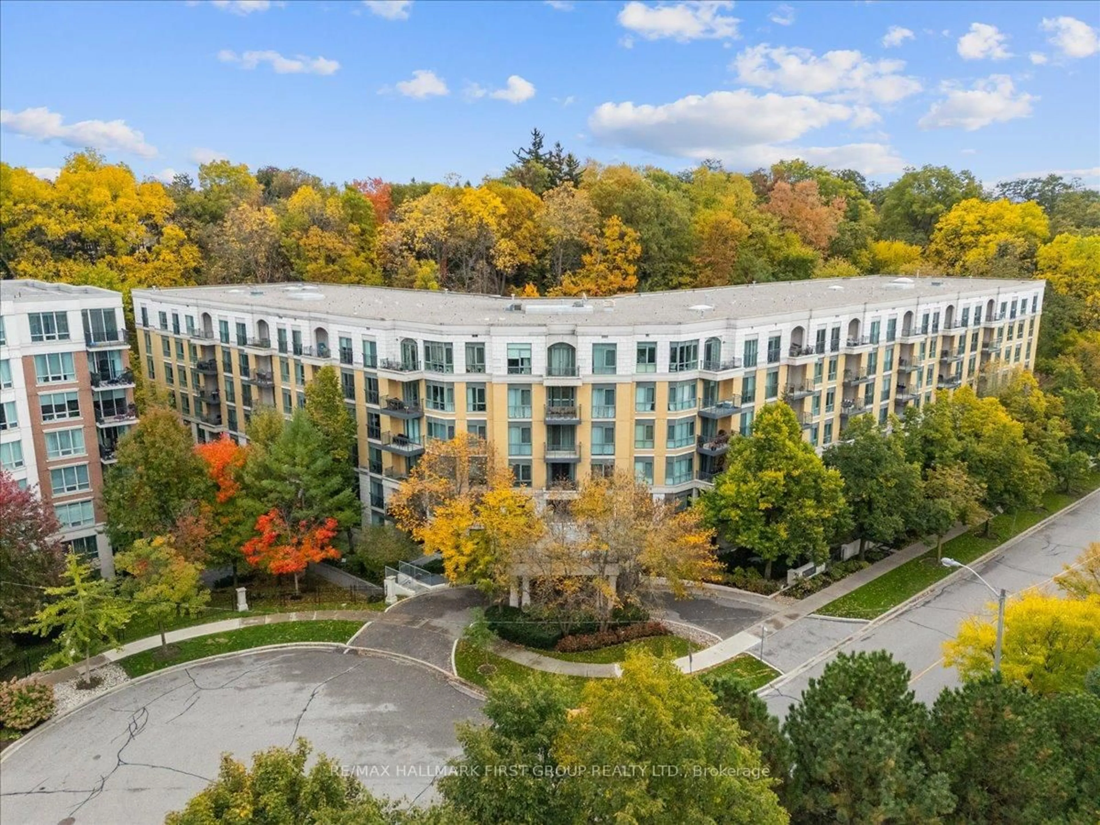 A pic from outside/outdoor area/front of a property/back of a property/a pic from drone, city buildings view from balcony for 11 William Carson Cres #117, Toronto Ontario M2P 2G1
