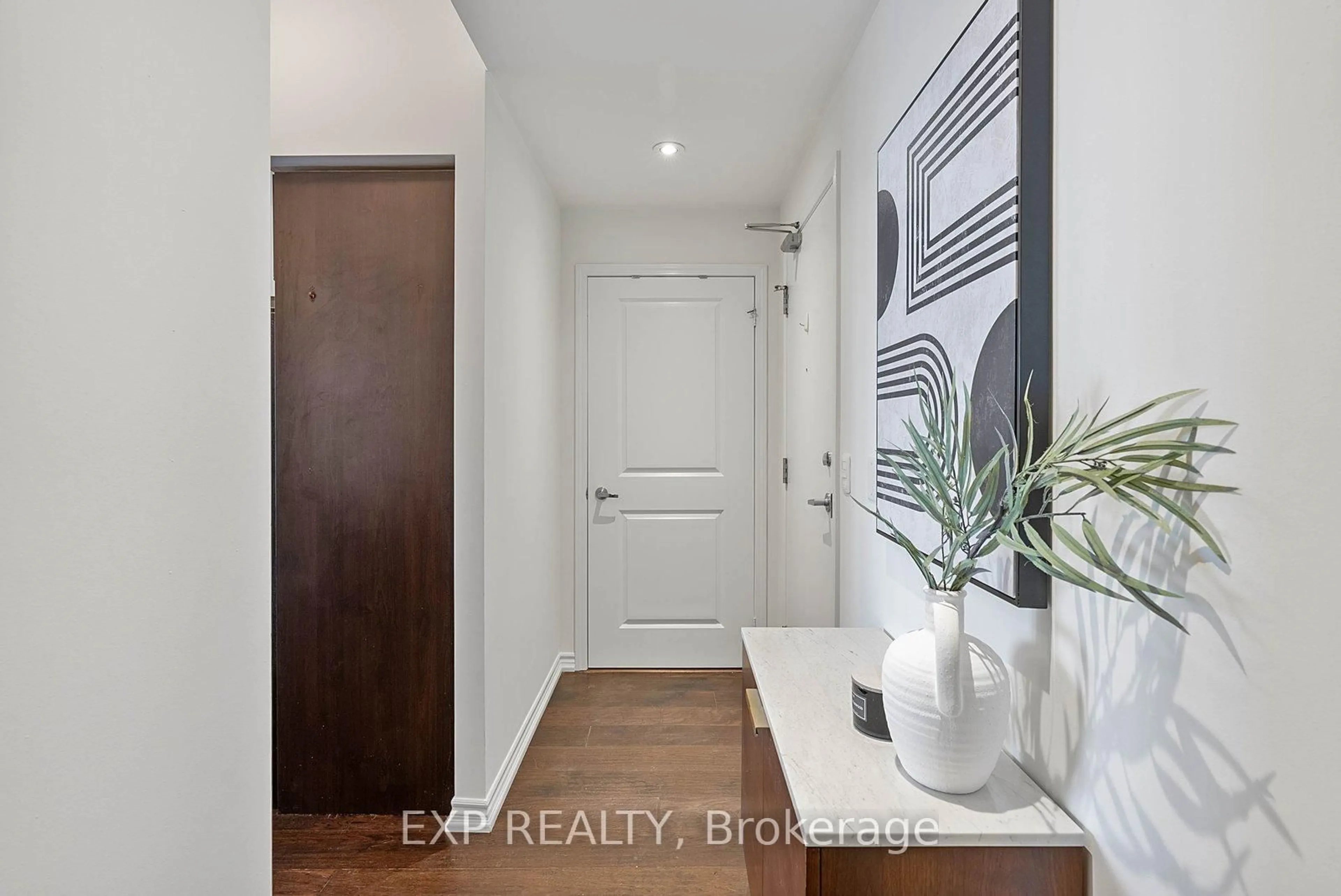 Indoor entryway for 2885 Bayview Ave #1017, Toronto Ontario M2K 0A3