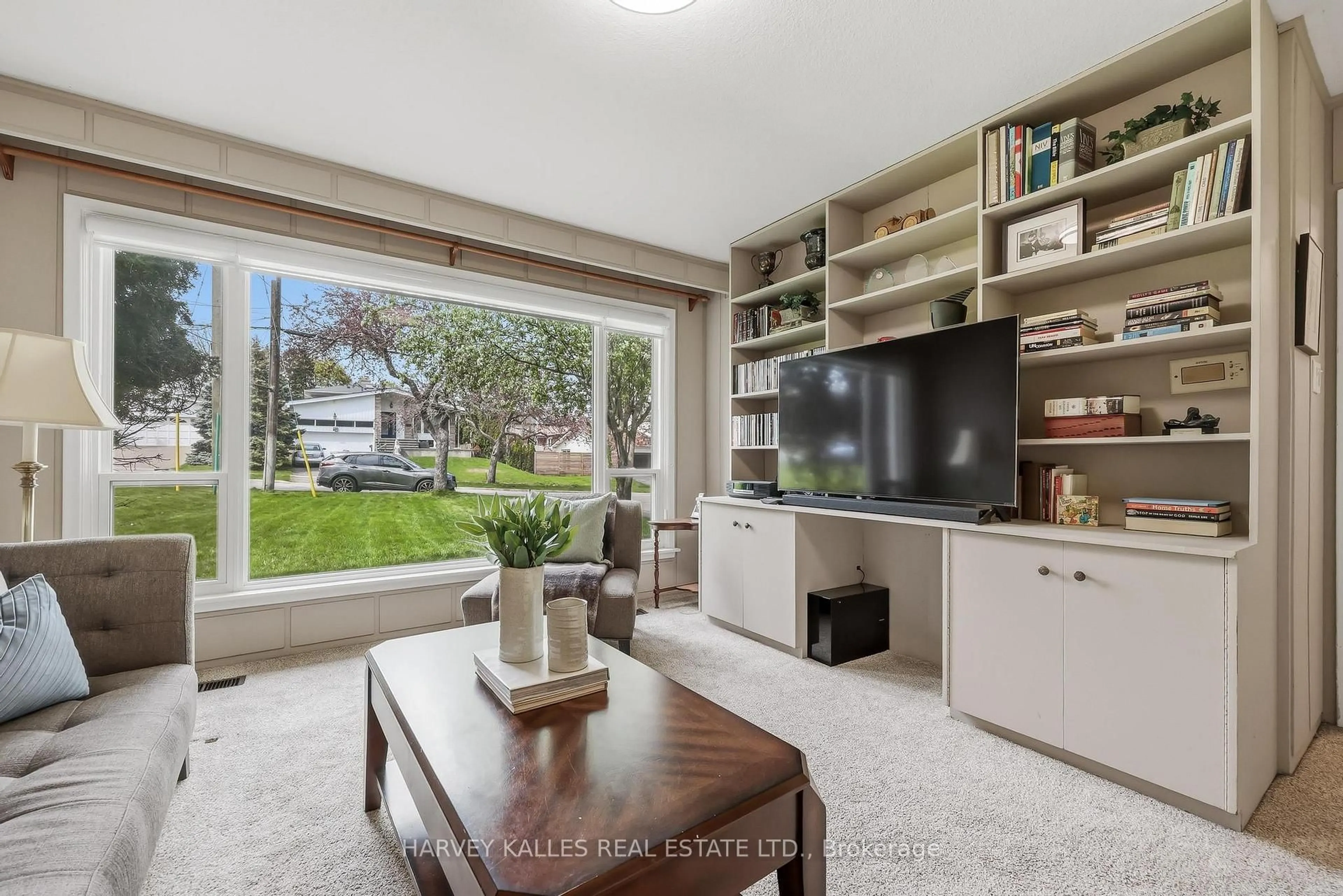 Living room with furniture, unknown for 29 Warlock Cres, Toronto Ontario M2K 2H8