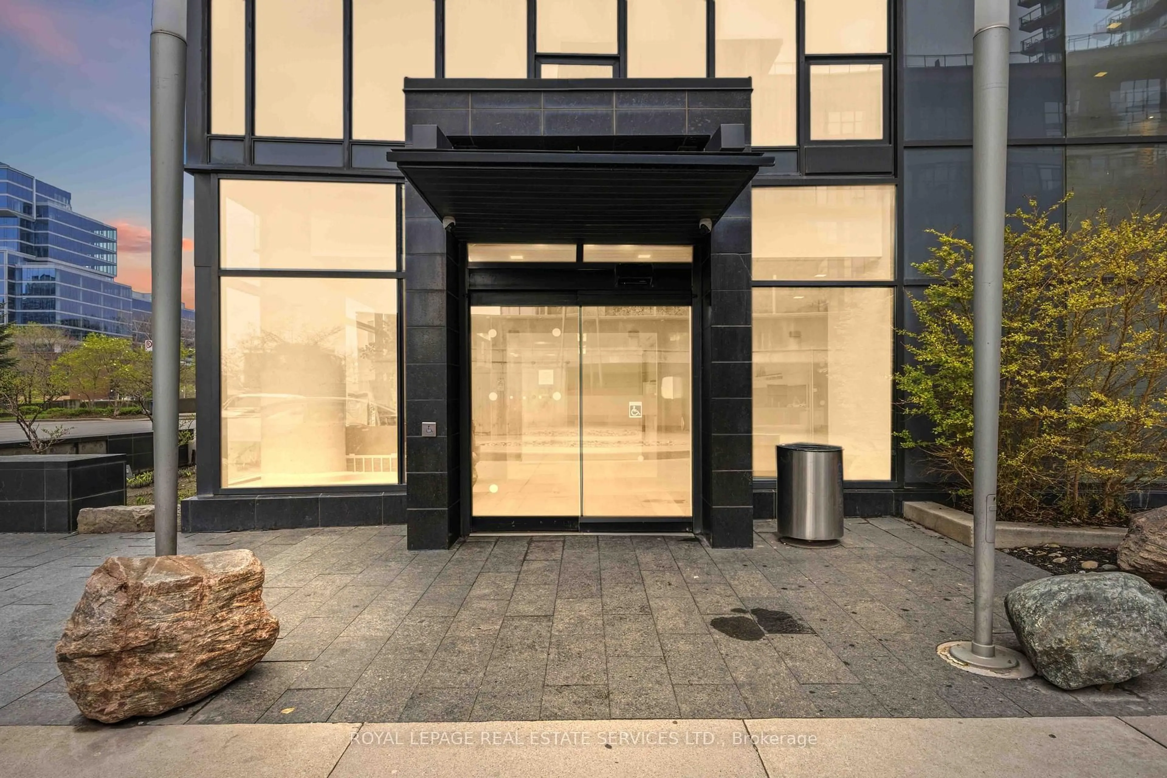 Indoor foyer for 25 Capreol Crt #2507, Toronto Ontario M5V 3Z7