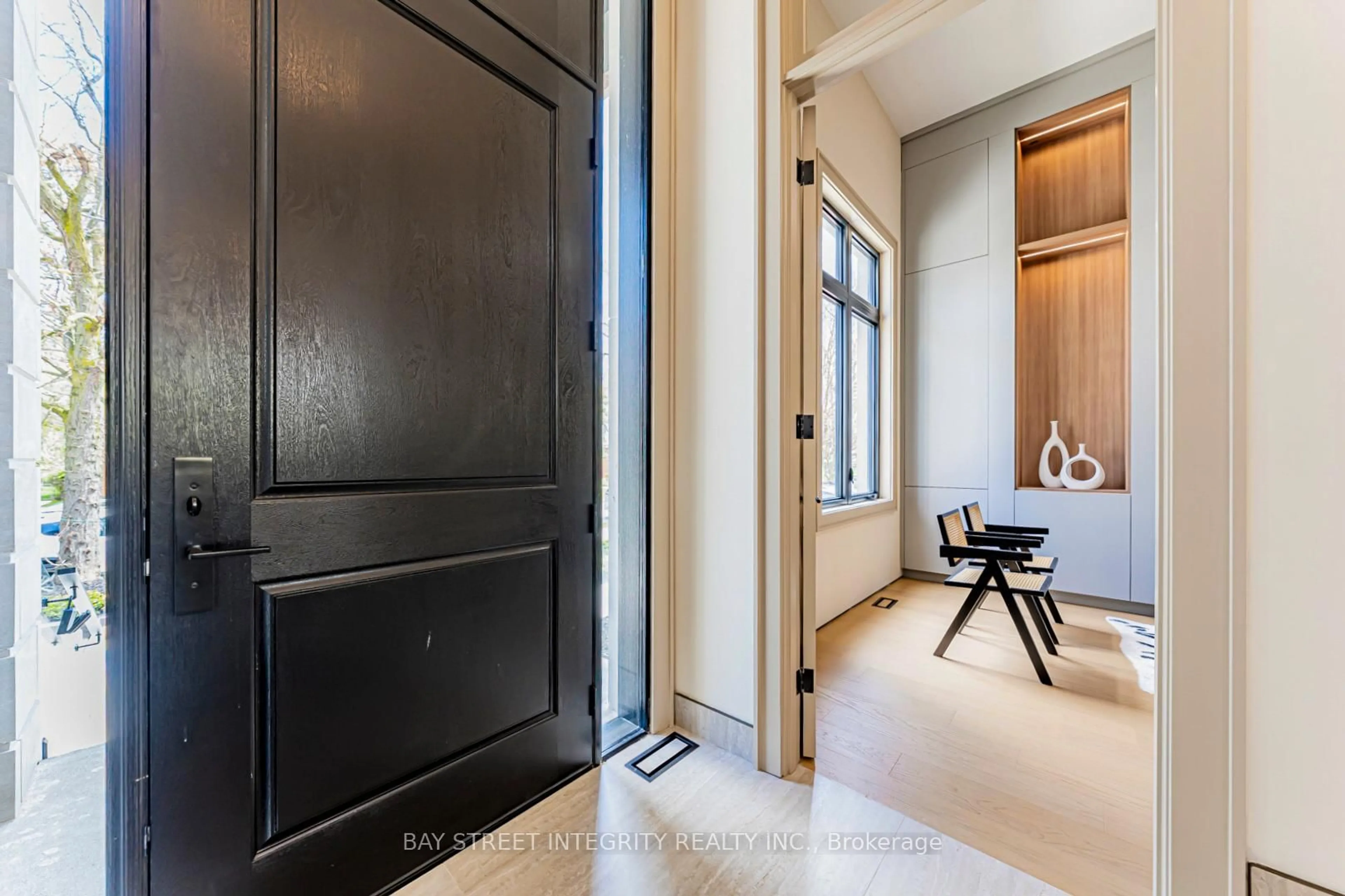Indoor foyer for 34 Wigan Cres, Toronto Ontario M3H 3A4