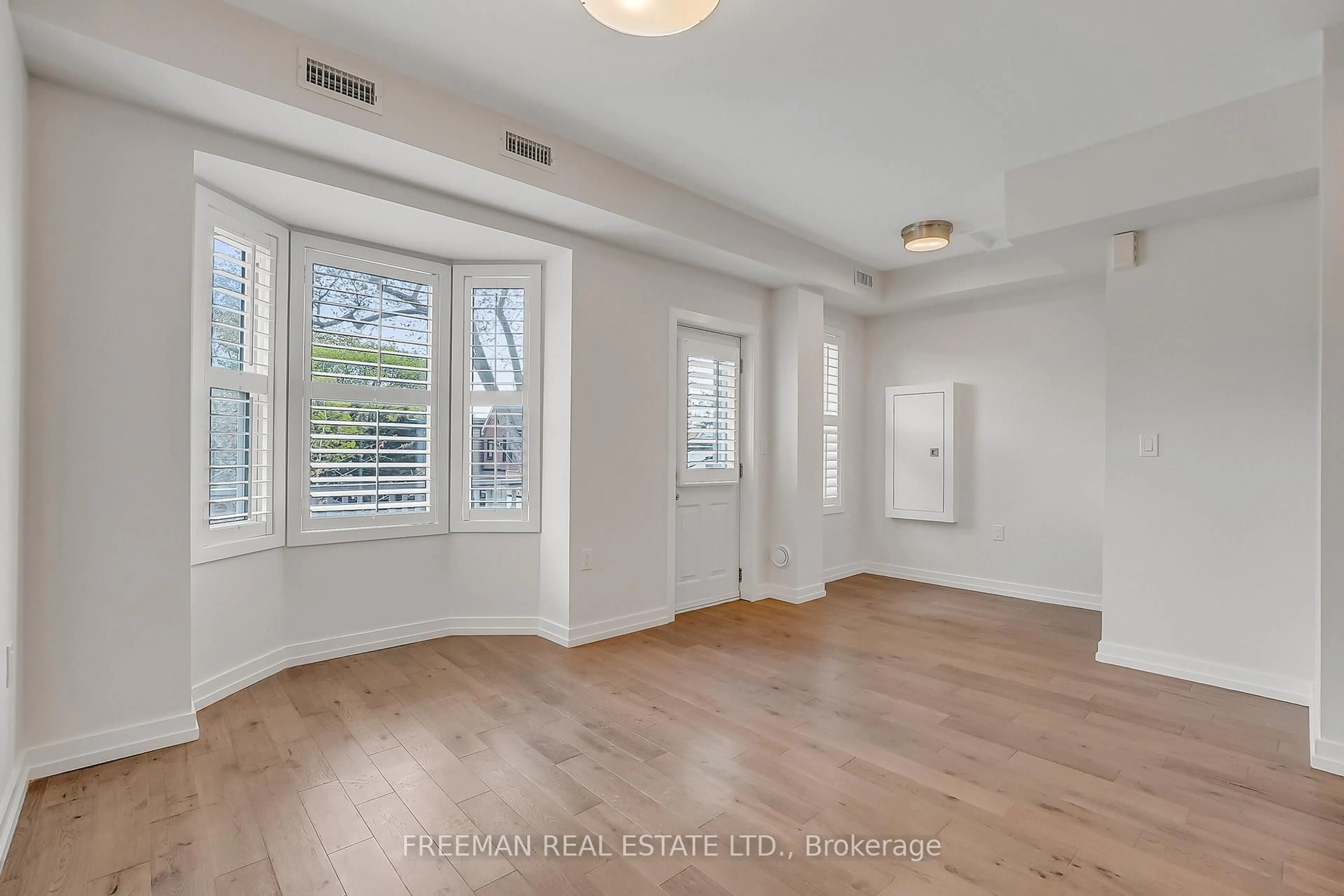 A pic of a room for 12 Arlington Ave, Toronto Ontario M6G 3K8