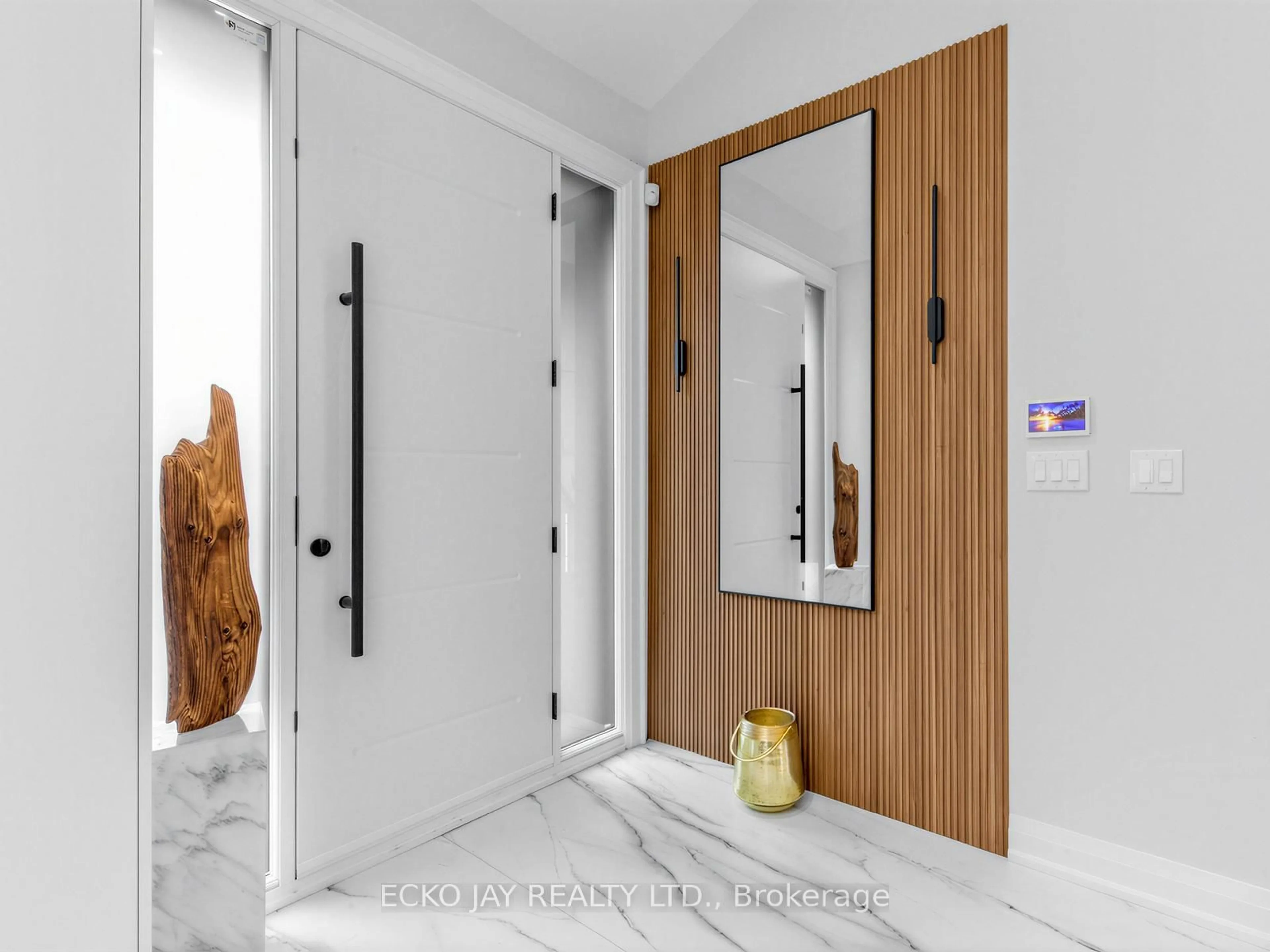 Indoor entryway for 27 Silkwood Cres, Toronto Ontario M2J 1H1