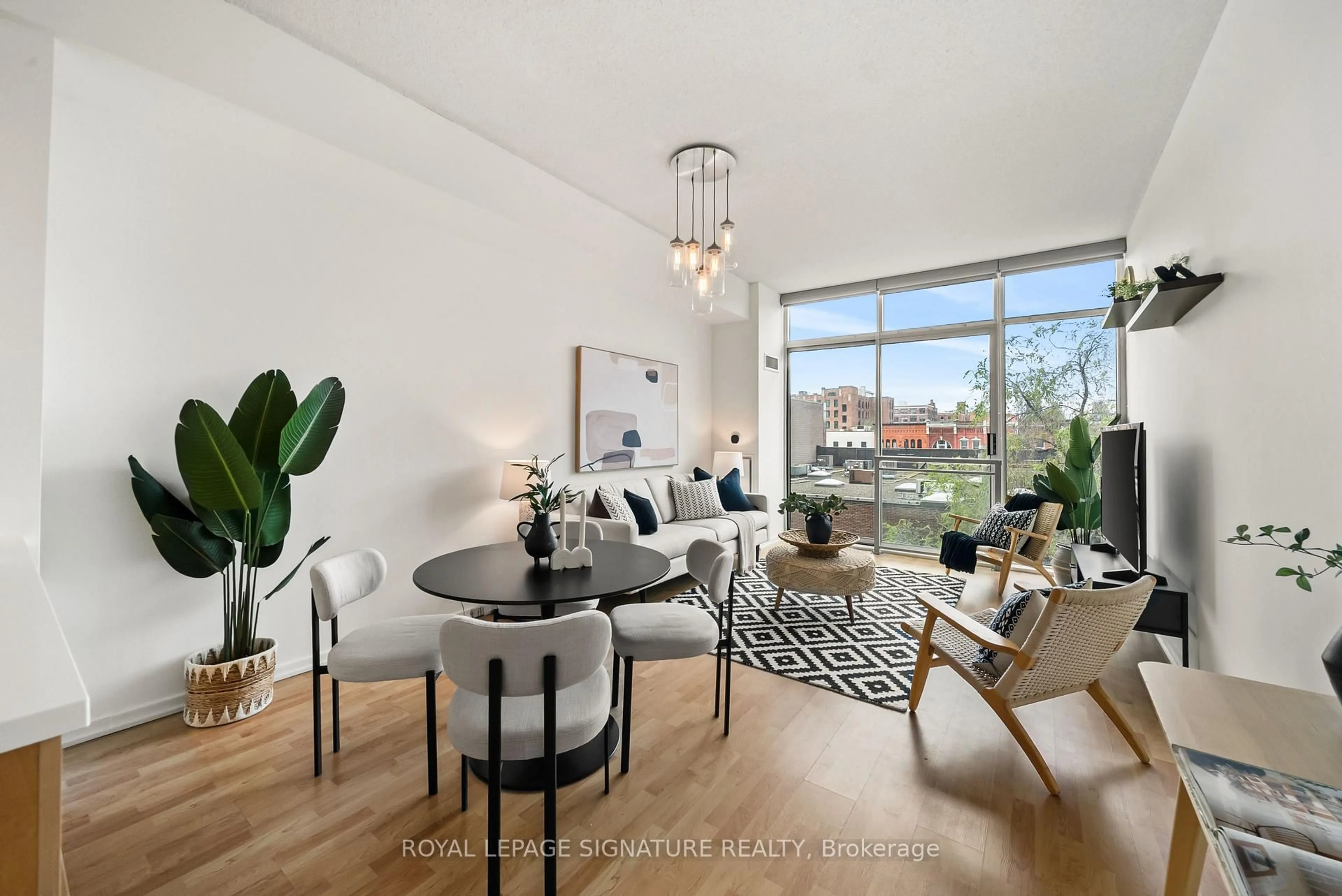 Living room with furniture, unknown for 388 Richmond St #423, Toronto Ontario M5V 3P1
