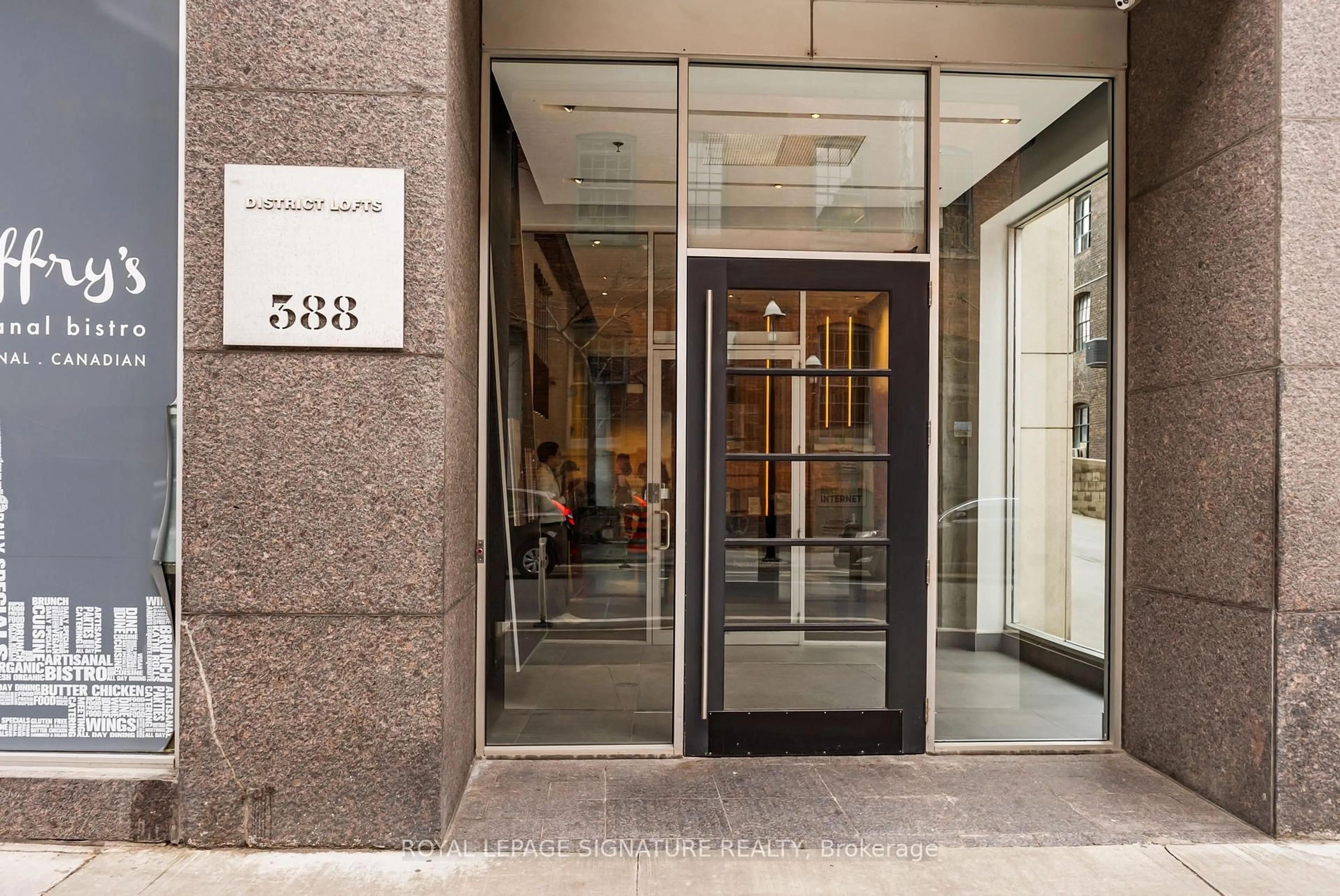 Indoor foyer for 388 Richmond St #423, Toronto Ontario M5V 3P1
