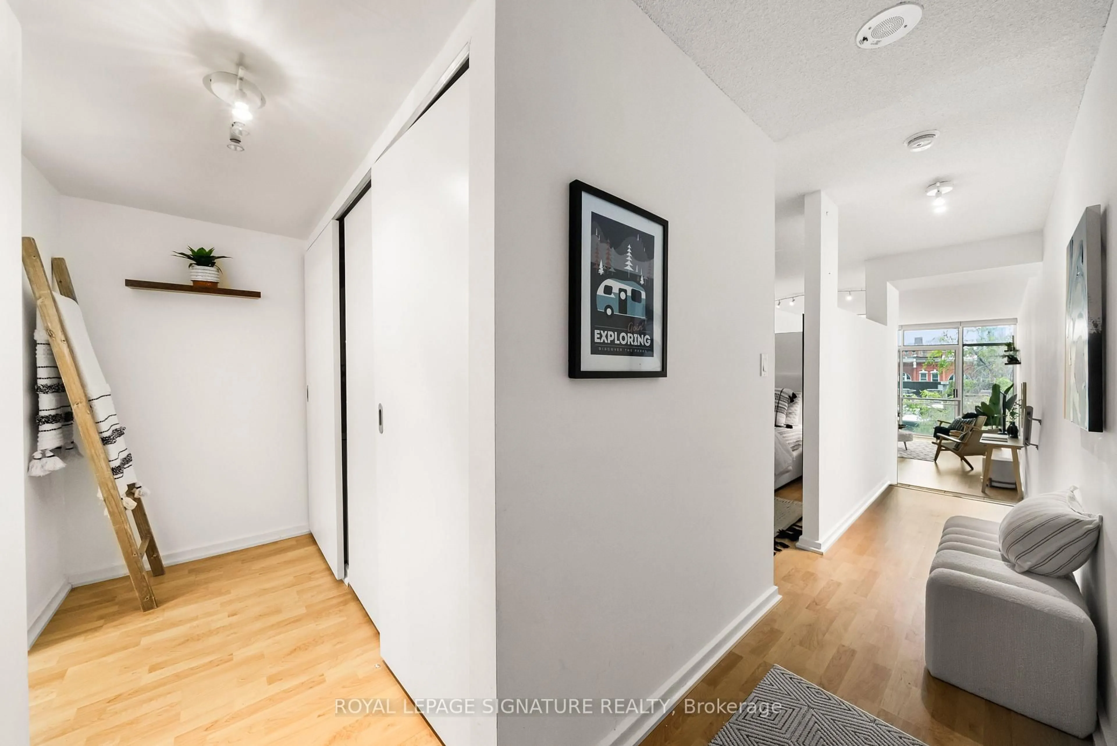 Indoor entryway for 388 Richmond St #423, Toronto Ontario M5V 3P1