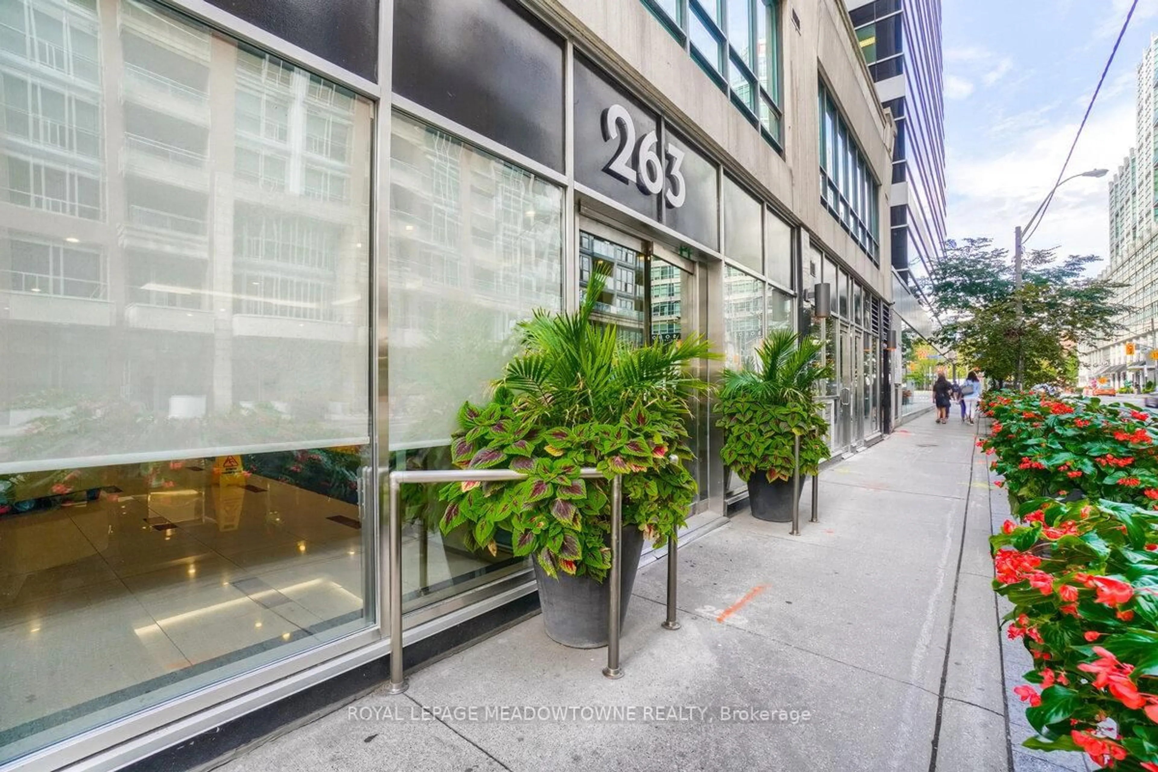 Patio, street for 263 Wellington St #1101, Toronto Ontario M5V 3E6