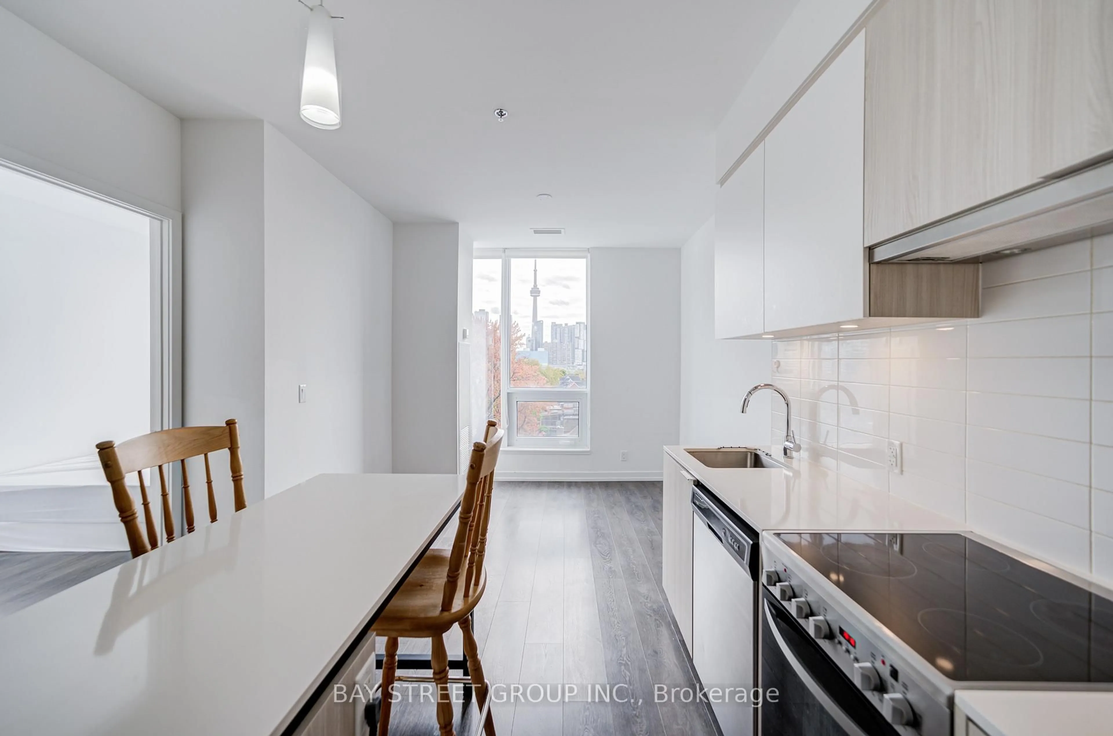 Unknown for 203 College St #612, Toronto Ontario M5T 1P9