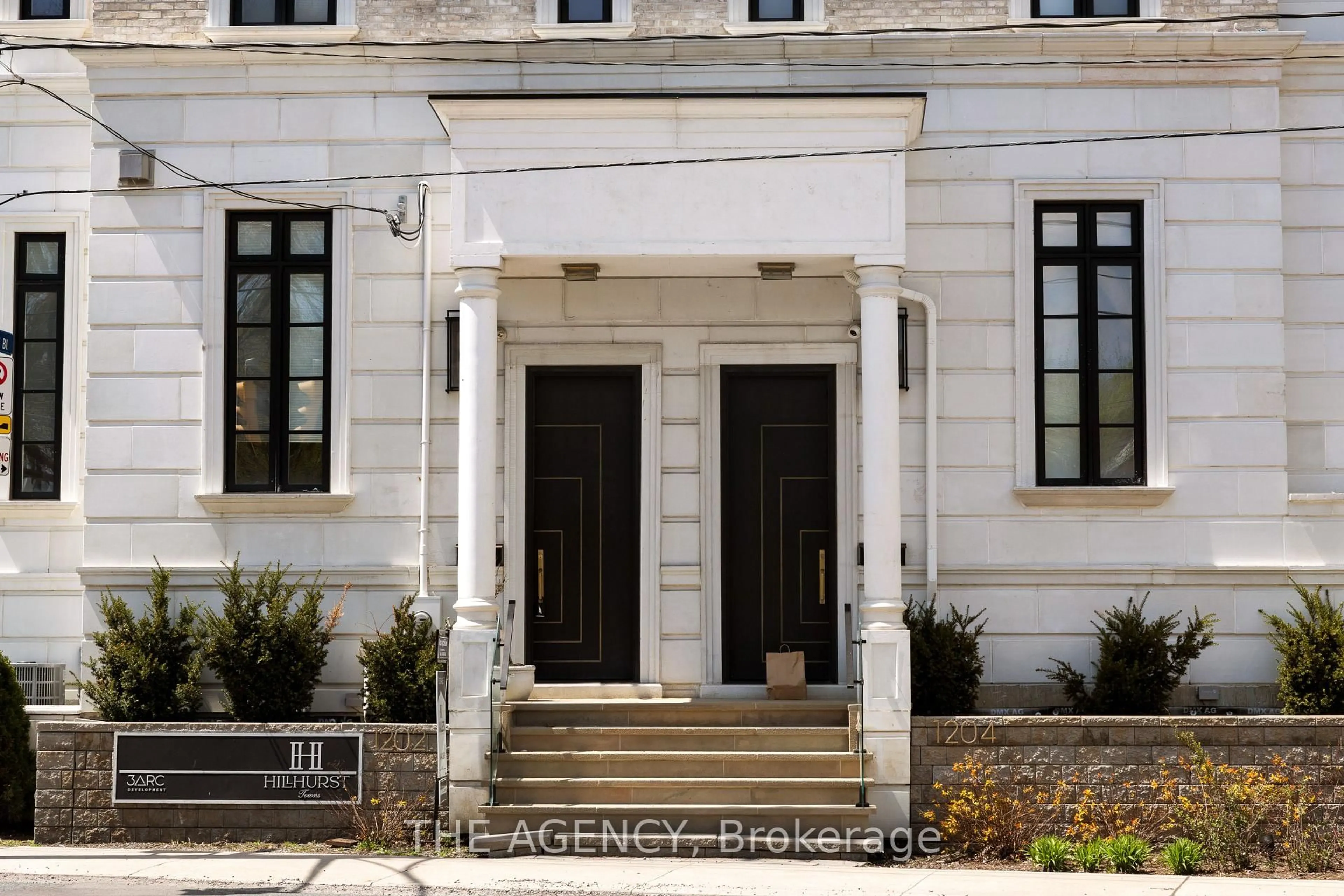 Indoor entryway for 1202 Avenue Rd, Toronto Ontario M5N 2G4