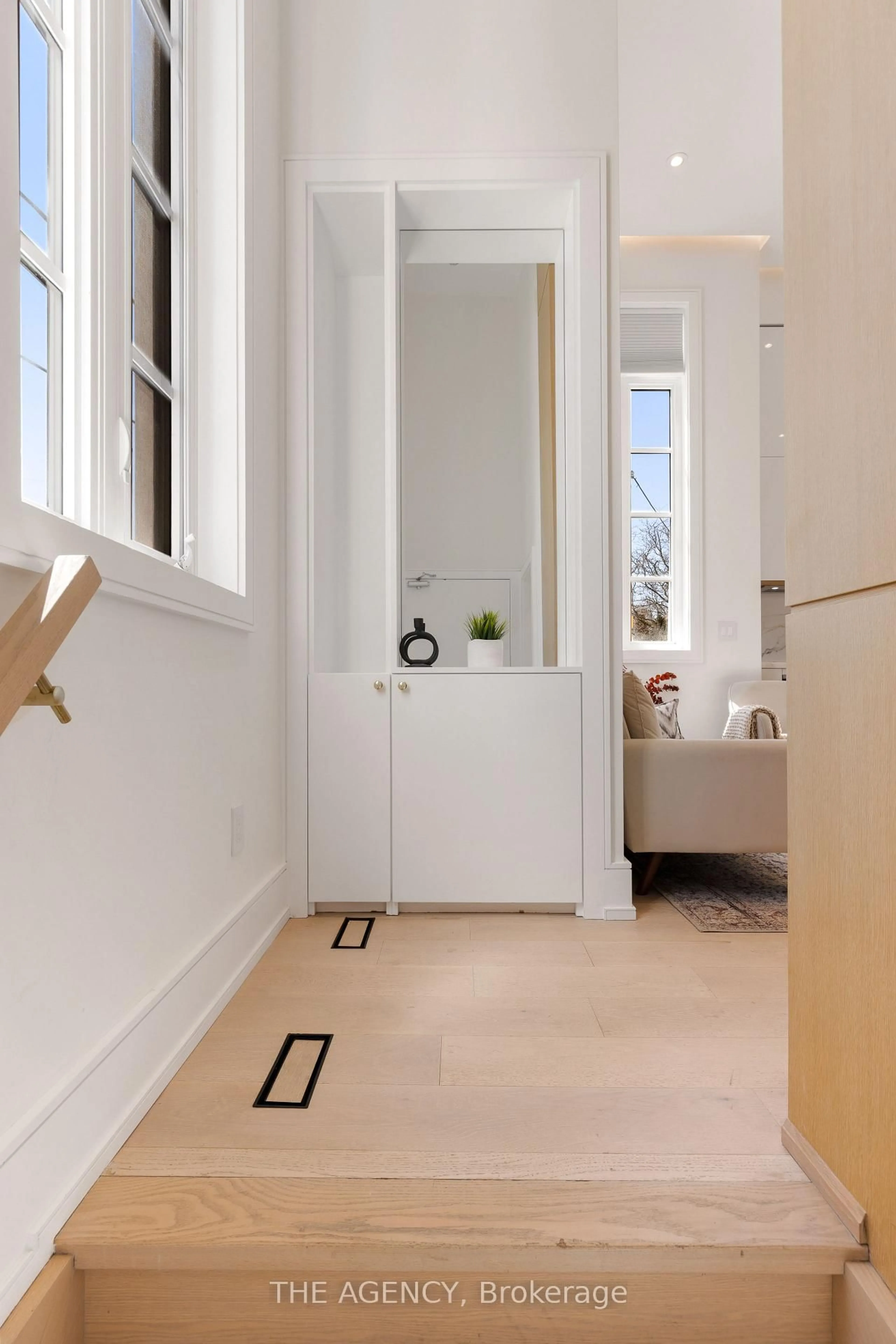 Indoor entryway for 1202 Avenue Rd, Toronto Ontario M5N 2G4