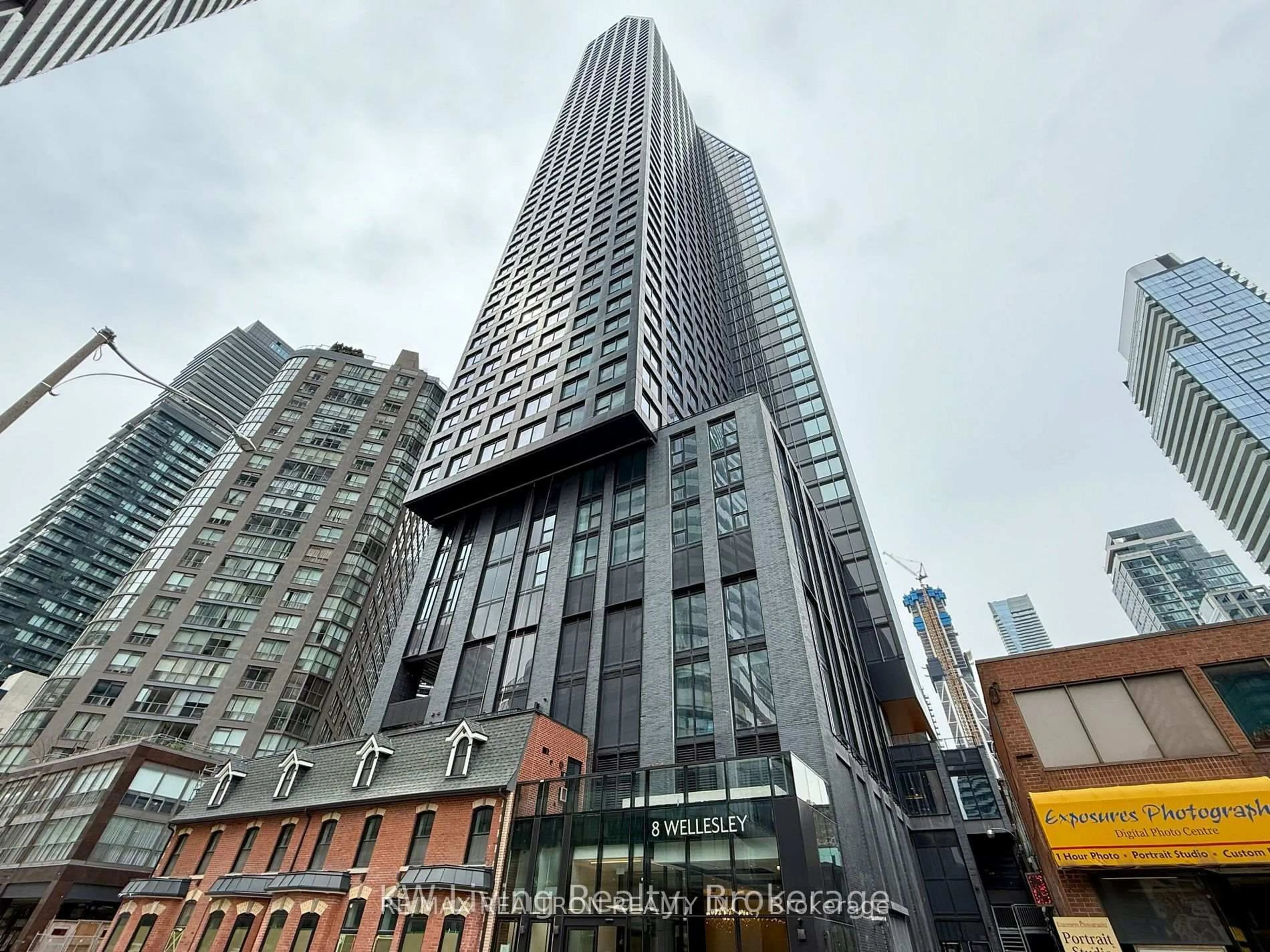 Indoor foyer for 8 Wellesley St #806, Toronto Ontario M4Y 0J5