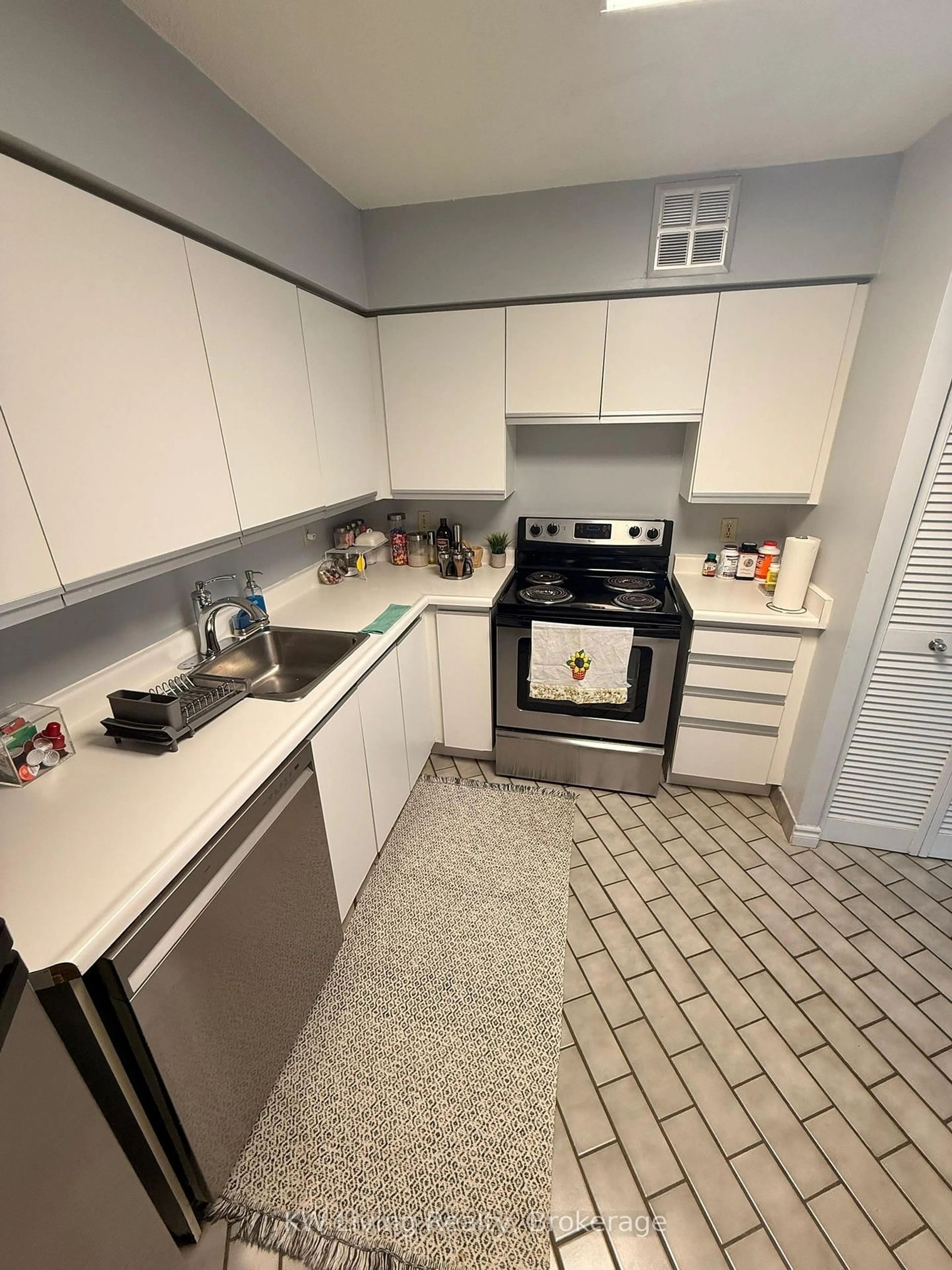 Standard kitchen, ceramic/tile floor for 260 Queens Quay #2608, Toronto Ontario M5V 0L2