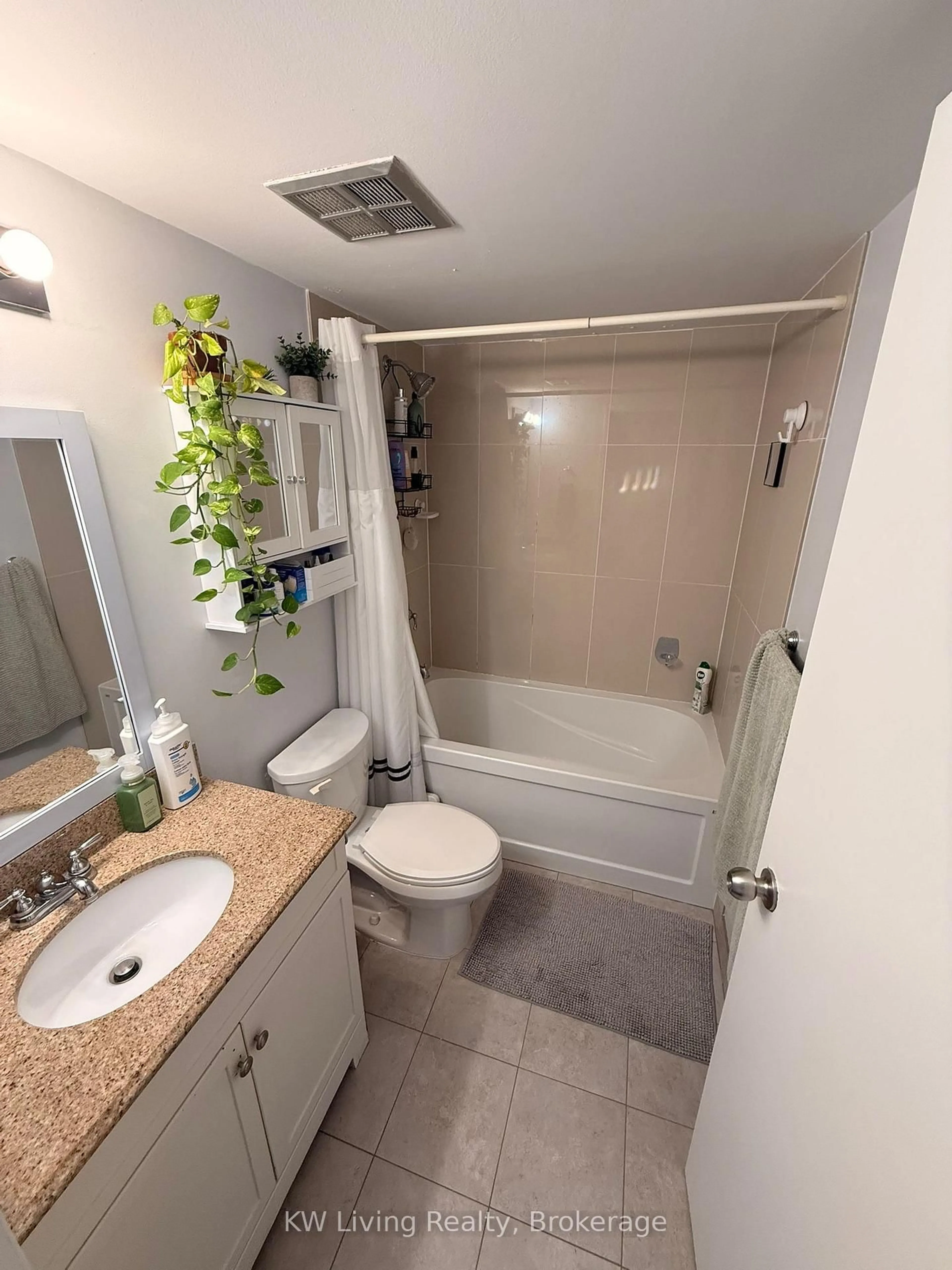 Standard bathroom, ceramic/tile floor for 260 Queens Quay #2608, Toronto Ontario M5V 0L2