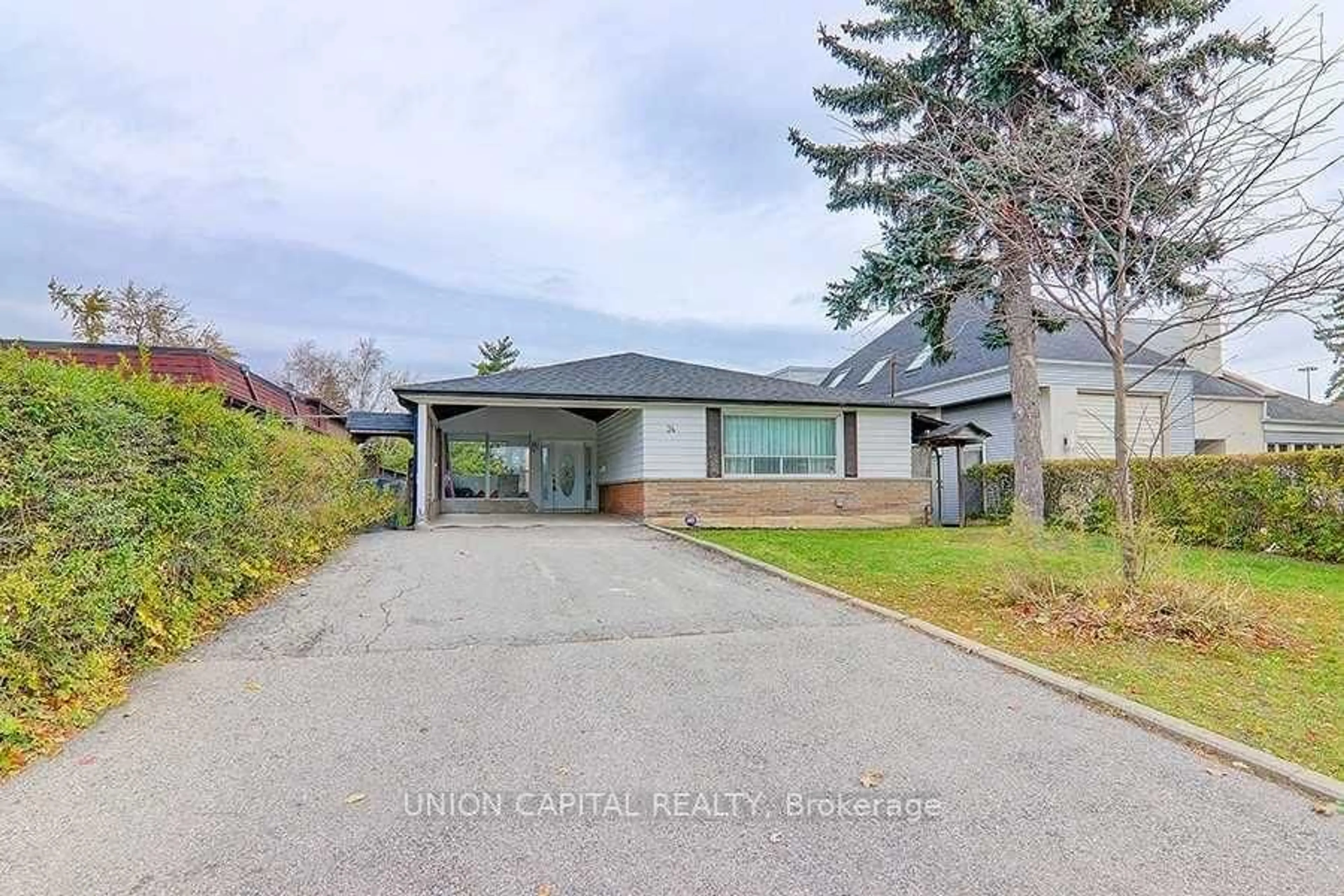 A pic from outside/outdoor area/front of a property/back of a property/a pic from drone, street for 34 Lisburn Cres, Toronto Ontario M2J 2Z5