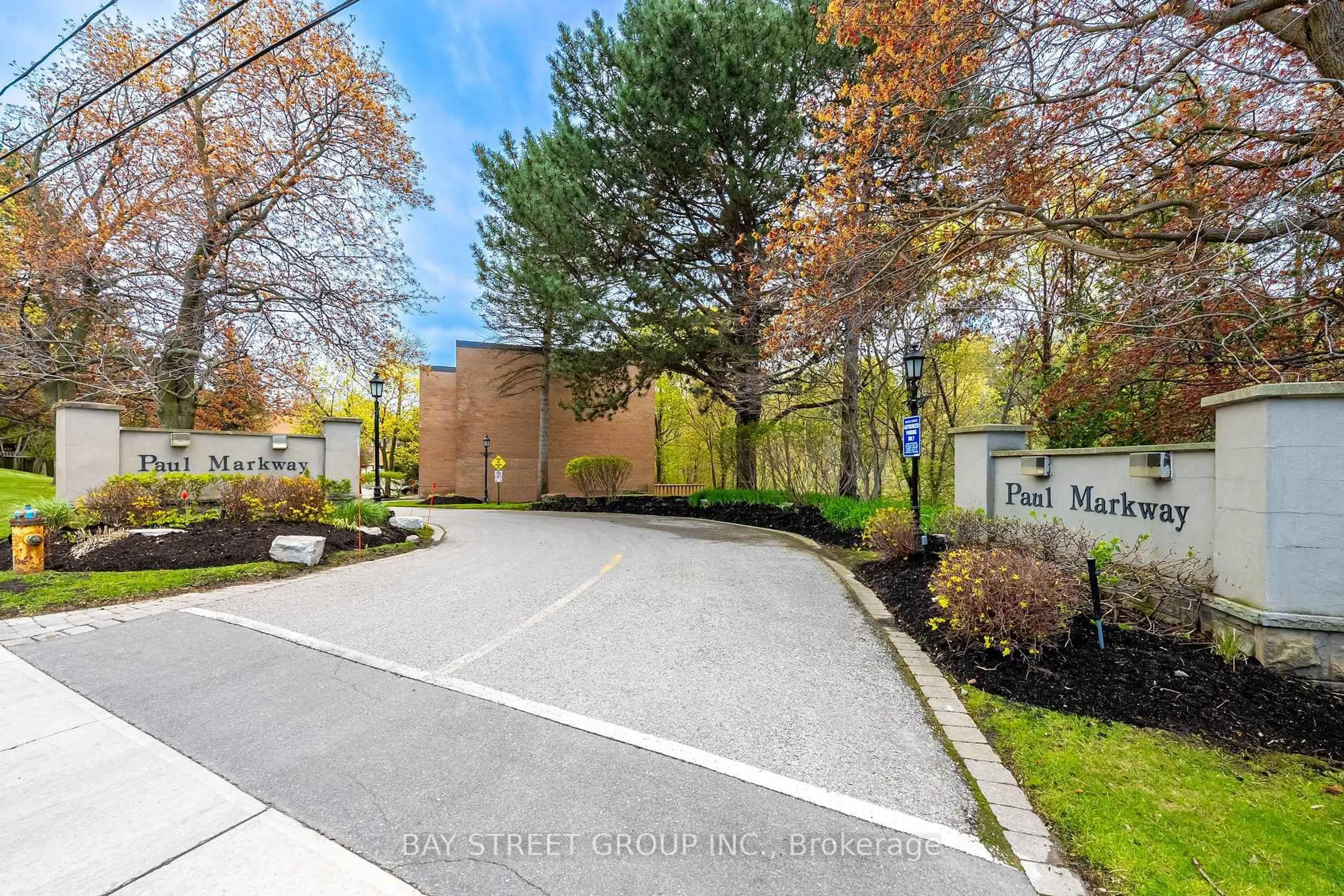 A pic from outside/outdoor area/front of a property/back of a property/a pic from drone, street for 8 Paul Markway, Toronto Ontario M2H 1S7