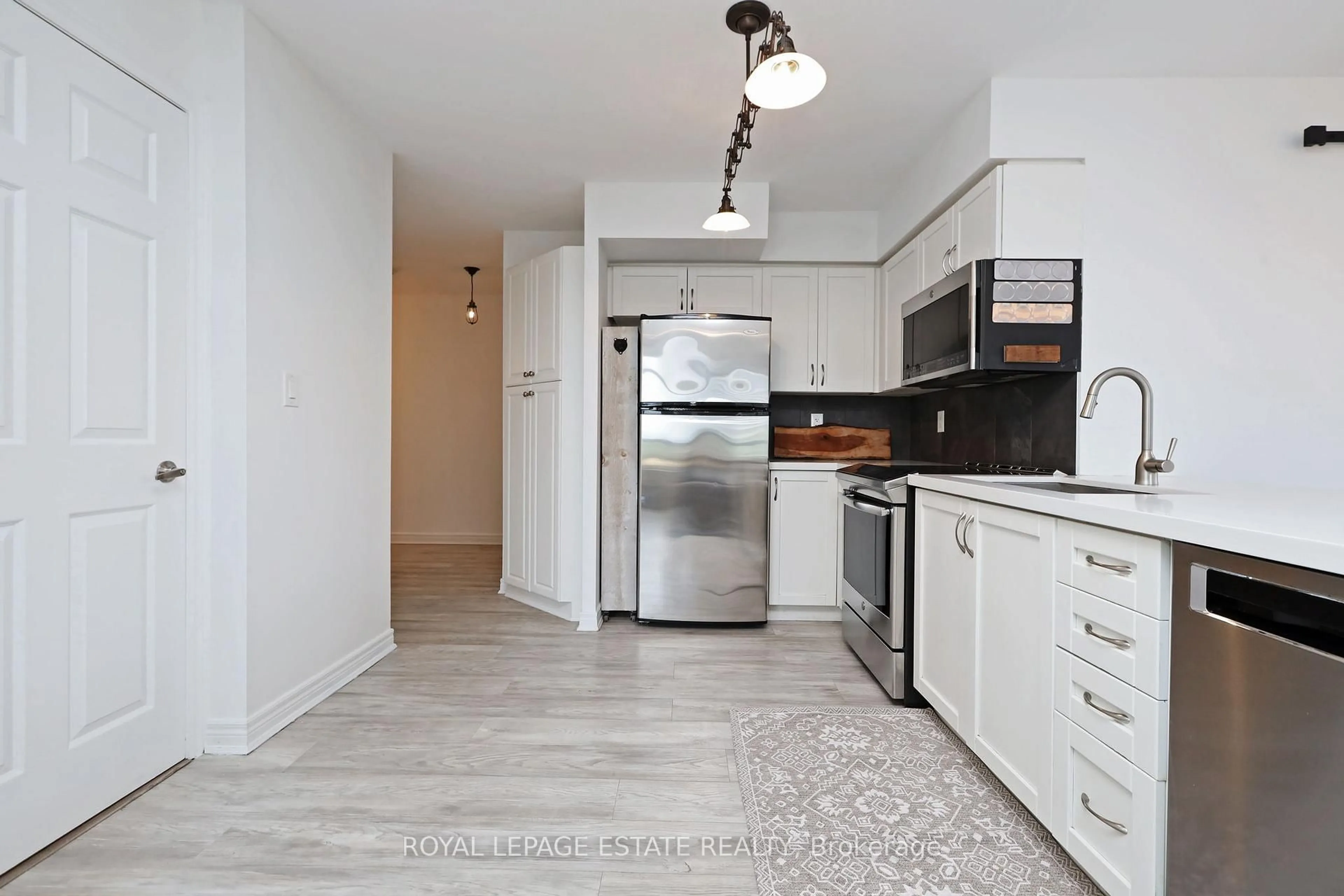 Standard kitchen, ceramic/tile floor for 225 Wellesley St #512, Toronto Ontario M4X 1X8