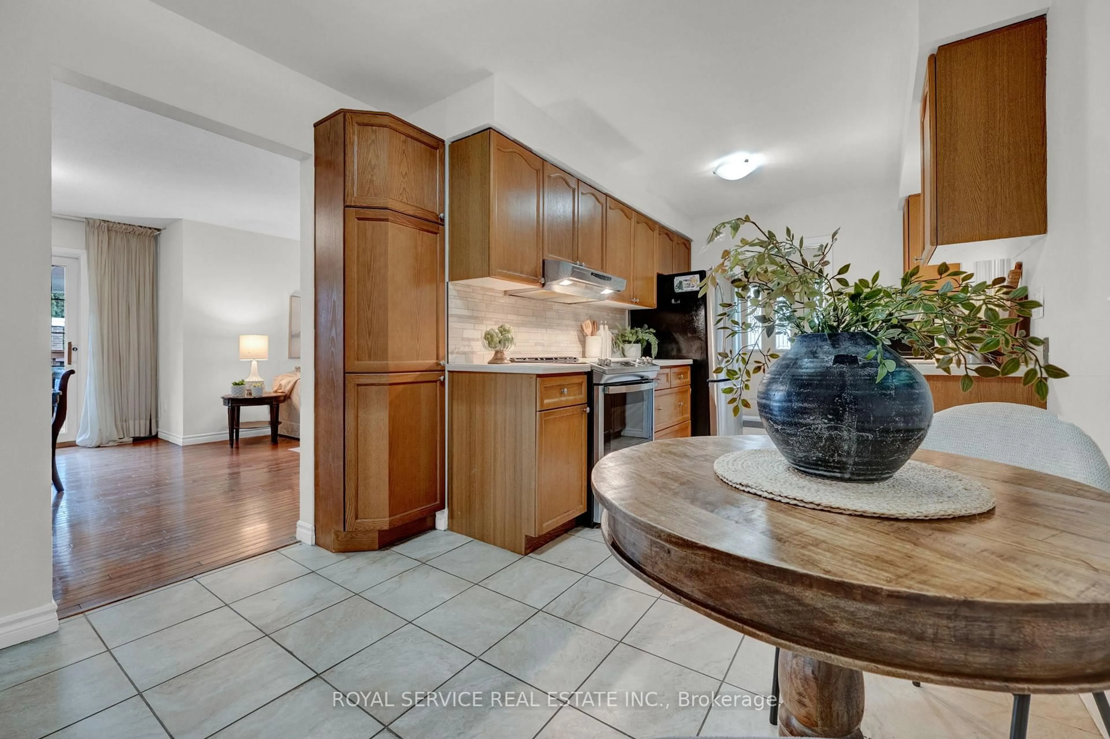 Open concept kitchen, ceramic/tile floor for 27 Skyview Cres, Toronto Ontario M2J 1B7