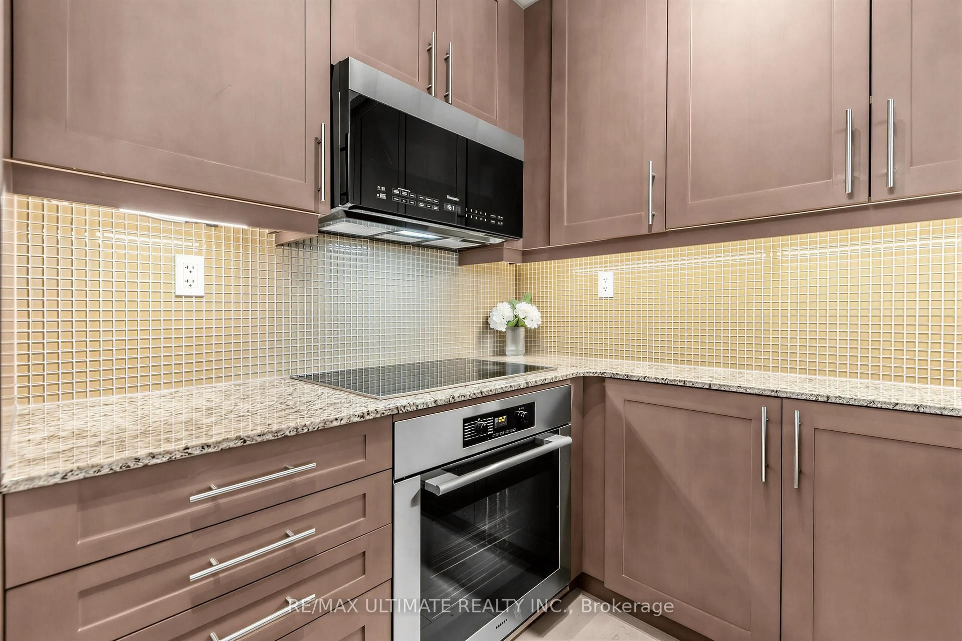 Standard kitchen, ceramic/tile floor for 1 Bedford Rd #603, Toronto Ontario M5R 2B5