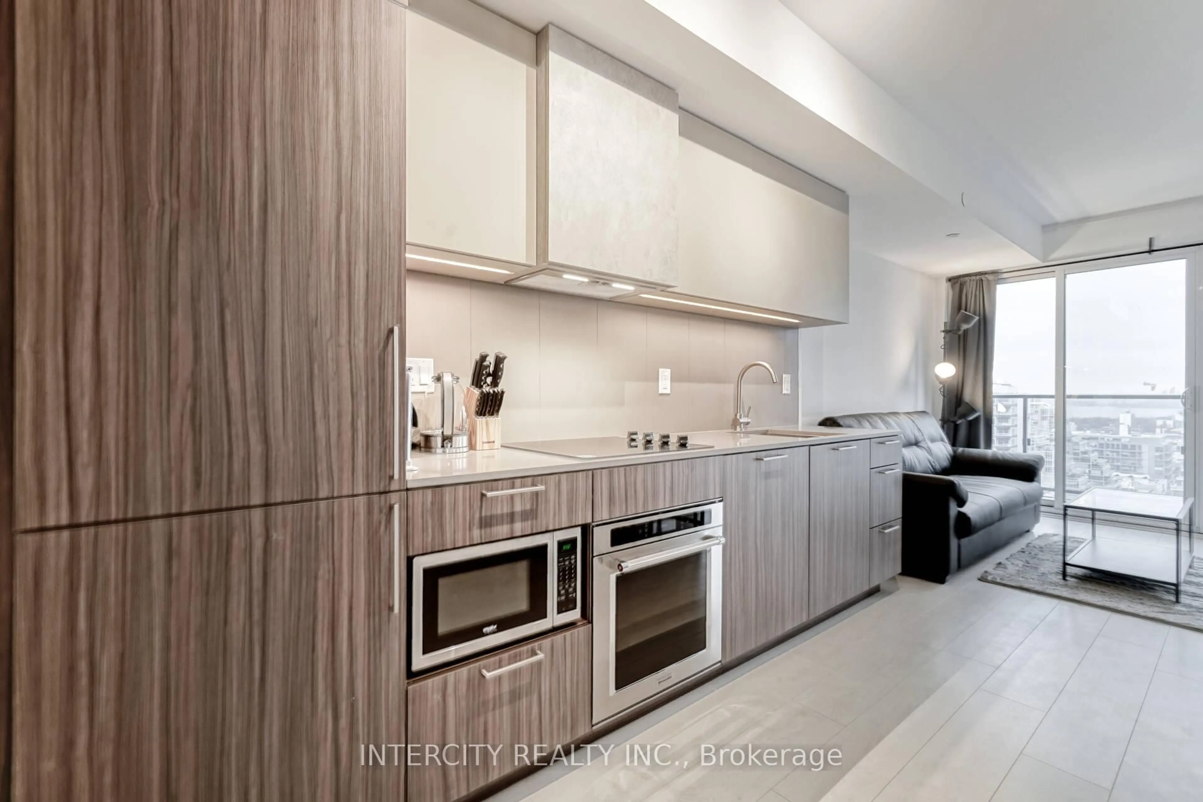 Contemporary kitchen, wood/laminate floor for 19 Western Battery Rd #2709, Toronto Ontario M6K 0E3
