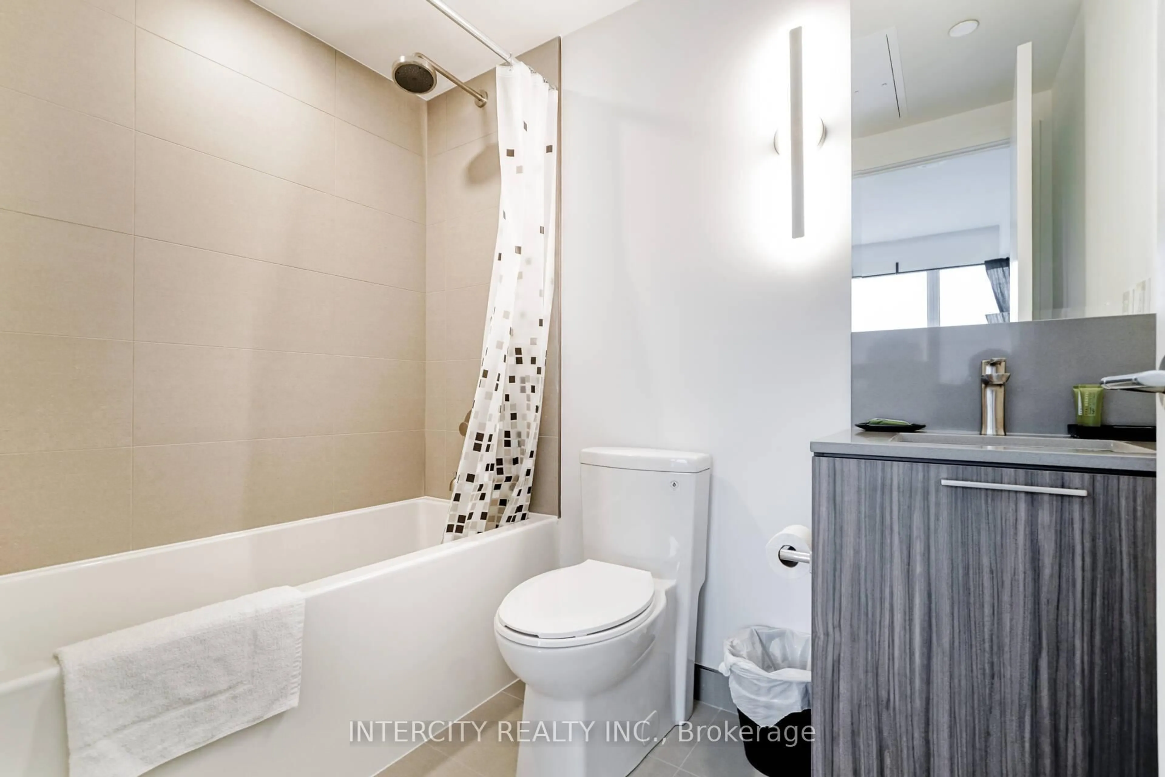 Standard bathroom, ceramic/tile floor for 19 Western Battery Rd #2709, Toronto Ontario M6K 0E3