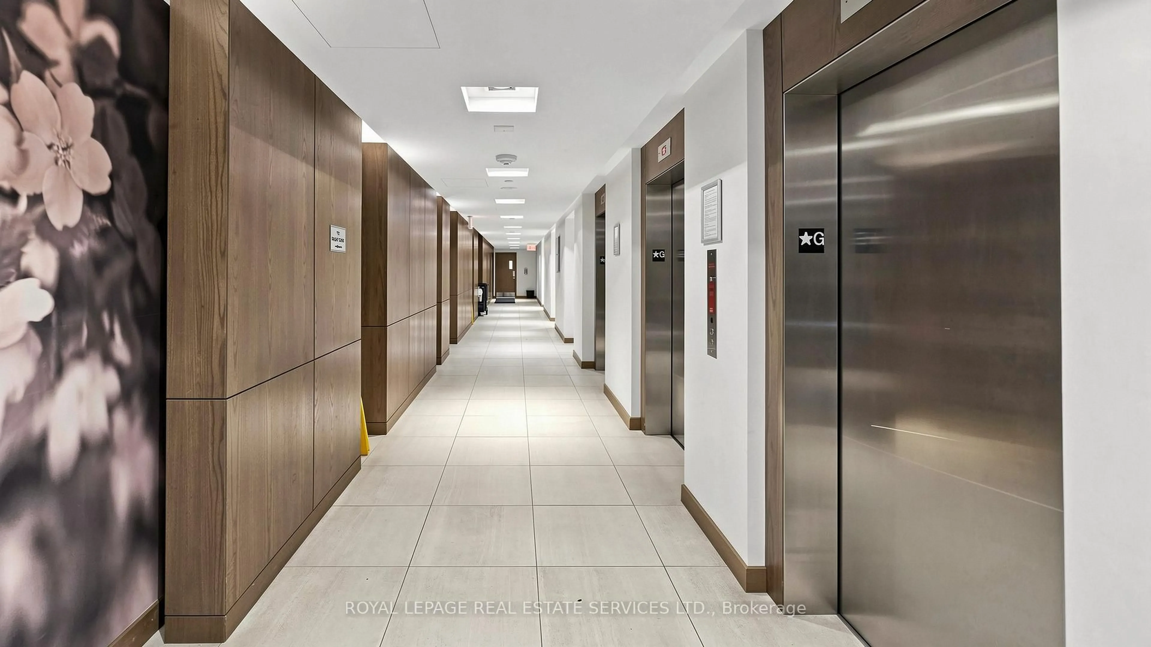 Indoor foyer for 121 Mcmahon Dr #809, Toronto Ontario M2K 0C1