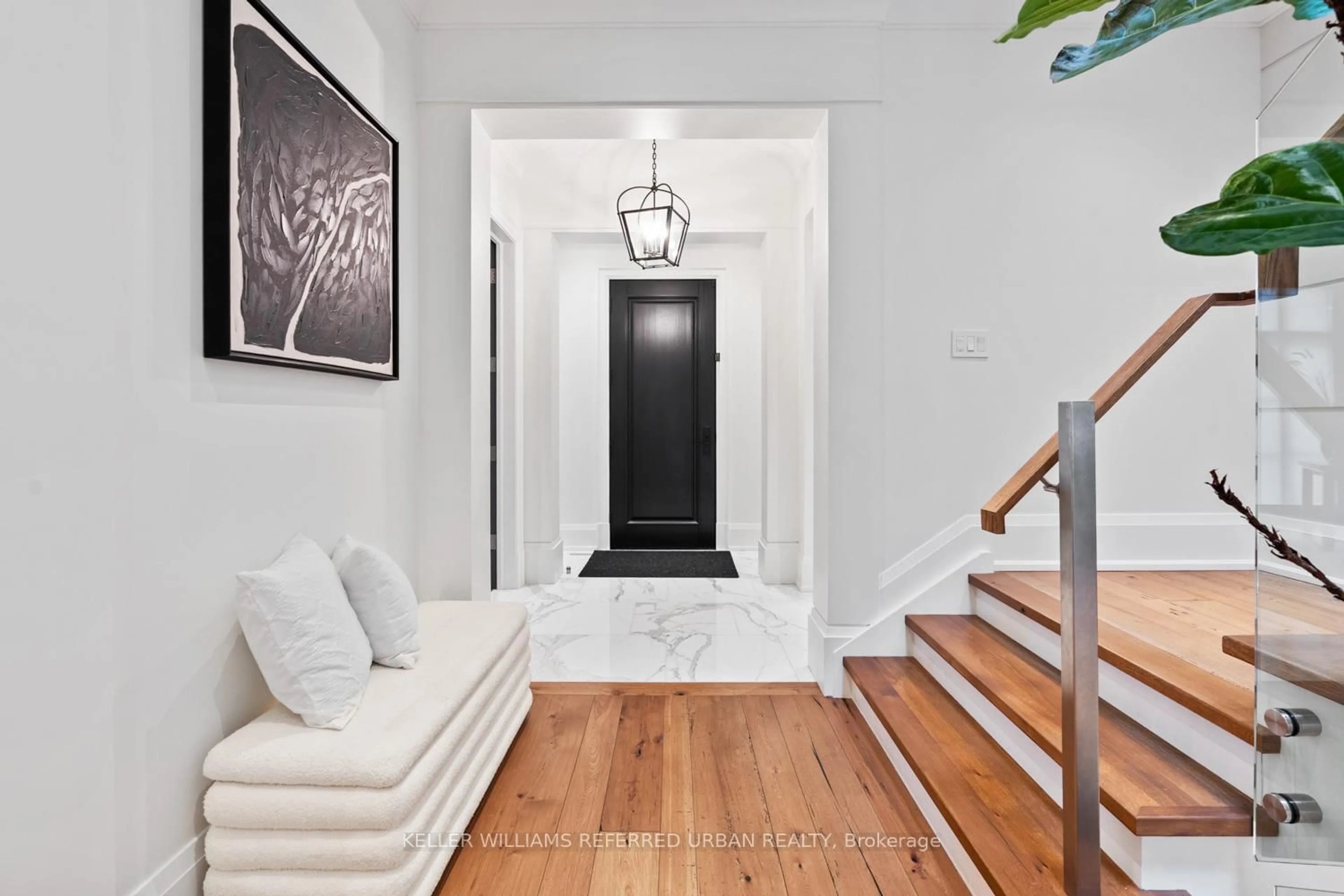 Indoor entryway for 45 Norden Cres, Toronto Ontario M3B 1B7