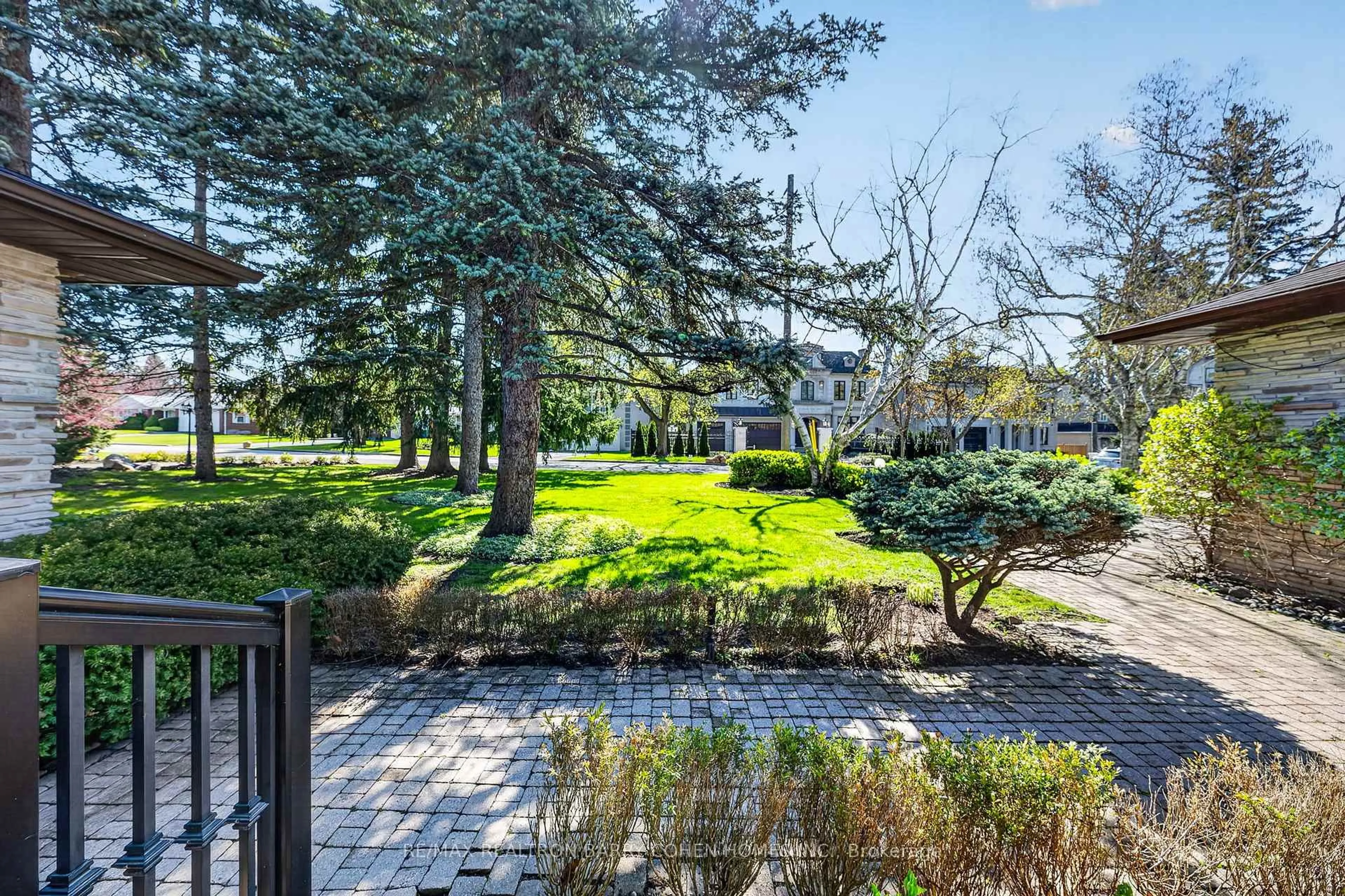 Patio, street for 18 Brian Cliff Dr, Toronto Ontario M3B 2G2