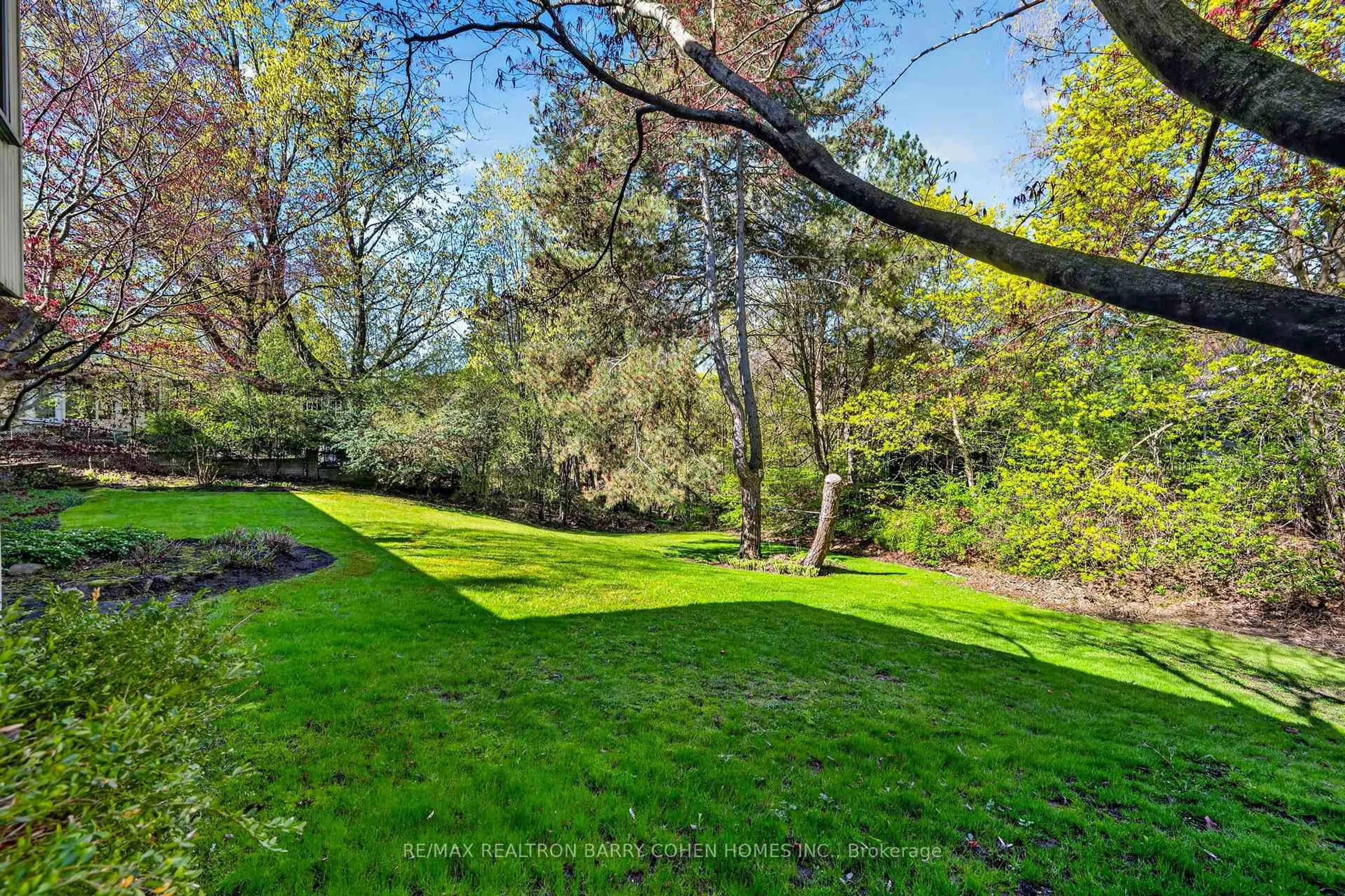 A pic from outside/outdoor area/front of a property/back of a property/a pic from drone, forest/trees view for 18 Brian Cliff Dr, Toronto Ontario M3B 2G2