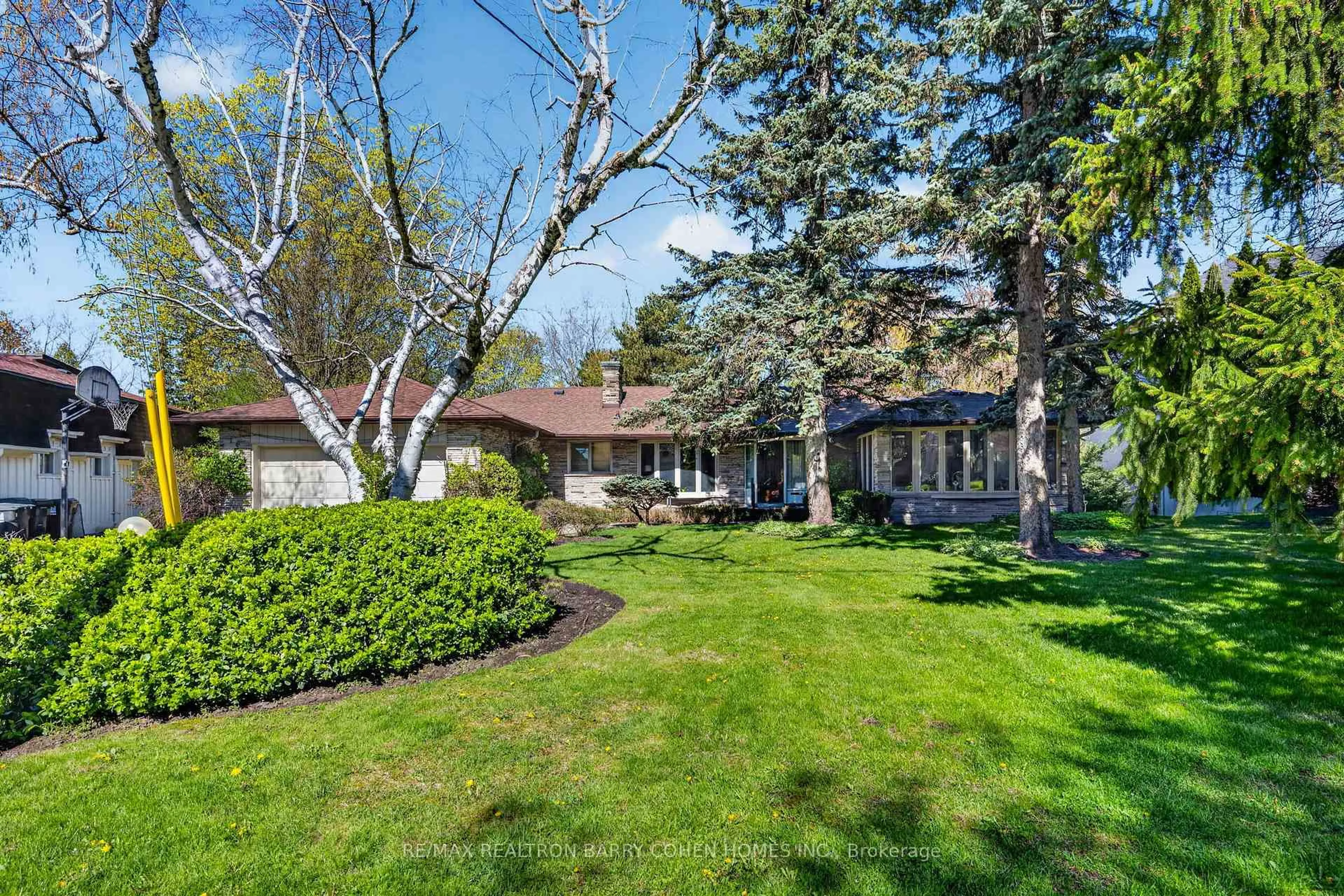 A pic from outside/outdoor area/front of a property/back of a property/a pic from drone, street for 18 Brian Cliff Dr, Toronto Ontario M3B 2G2