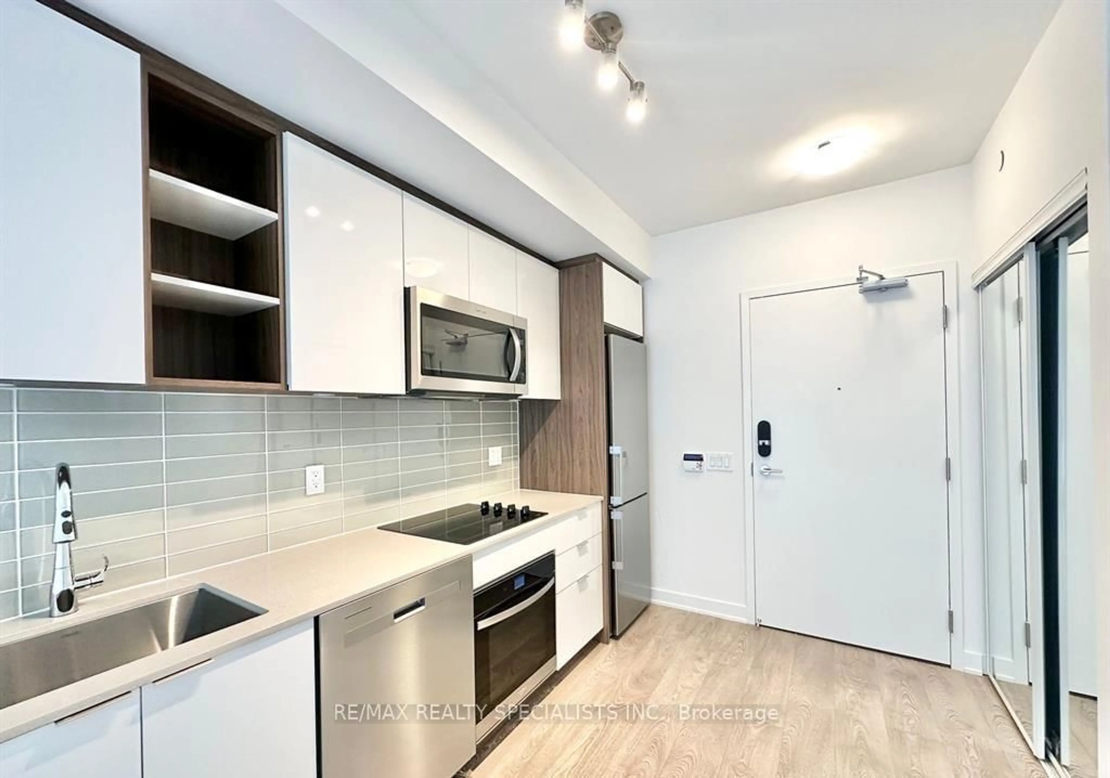 Standard kitchen, unknown for 543 Richmond St #502, Toronto Ontario M5V 1Y6