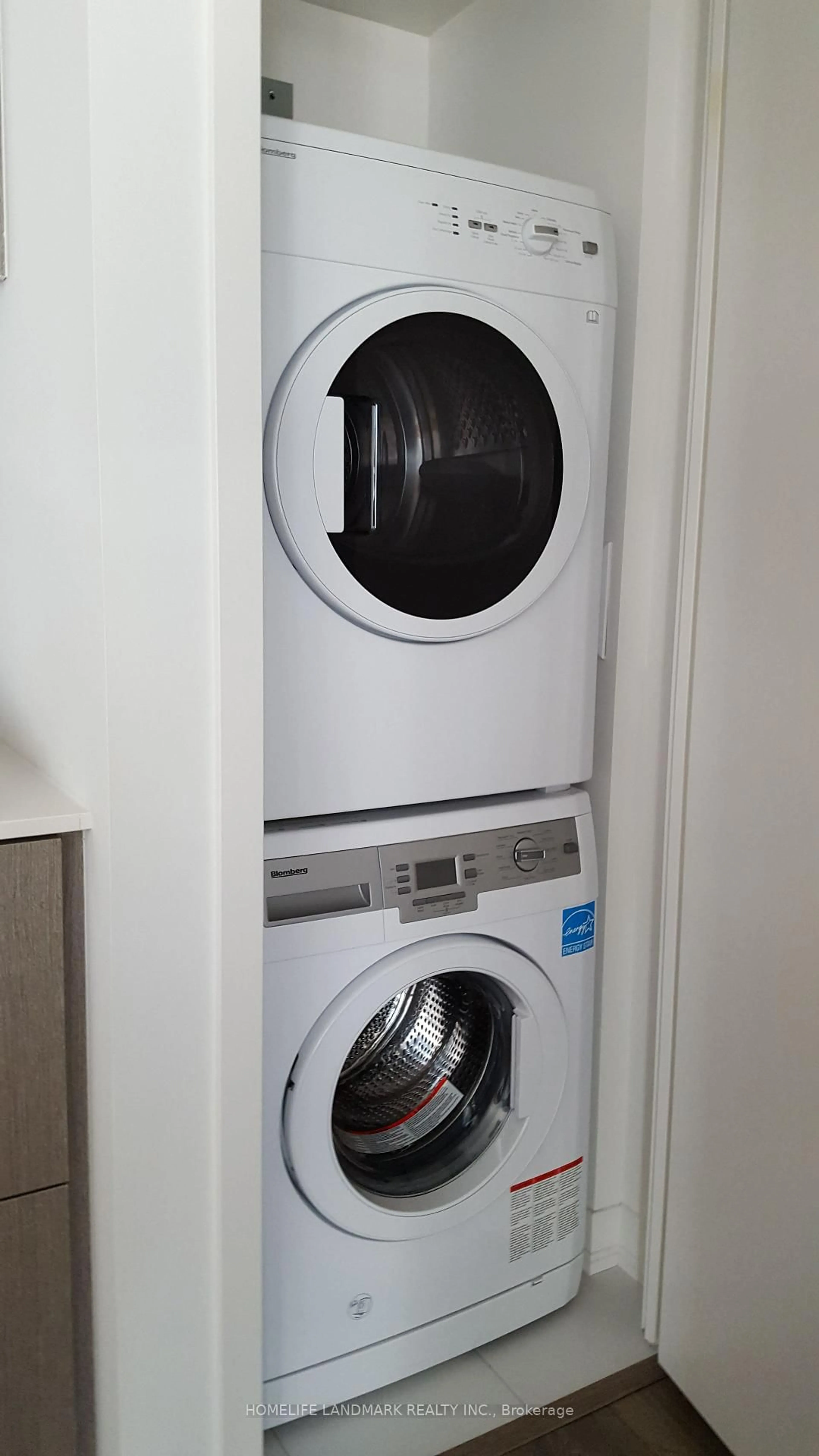Laundry room for 100 Harbour St #3401, Toronto Ontario M5J 2T5