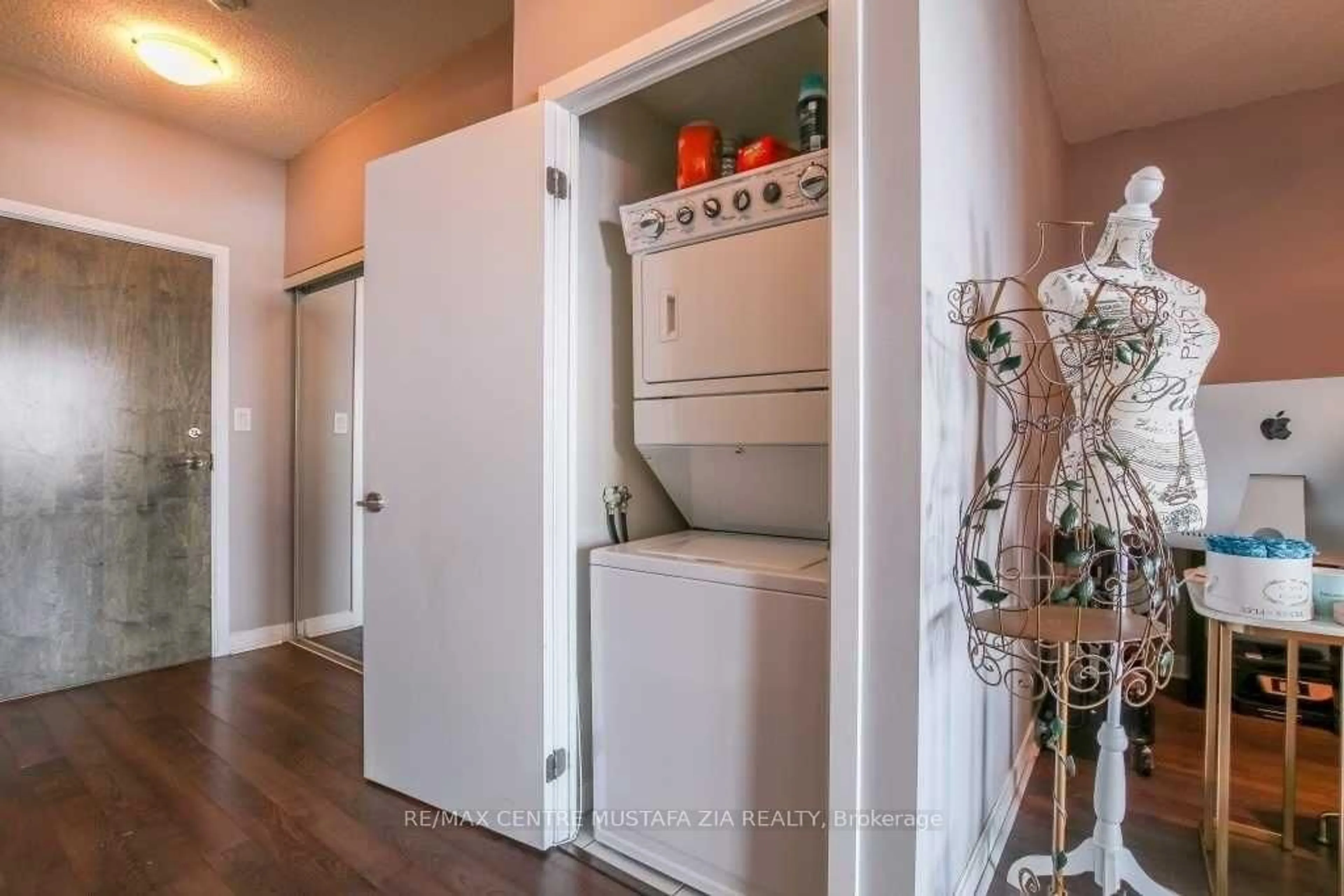 Laundry room for 33 Bay St #4110, Toronto Ontario M5J 2Z3