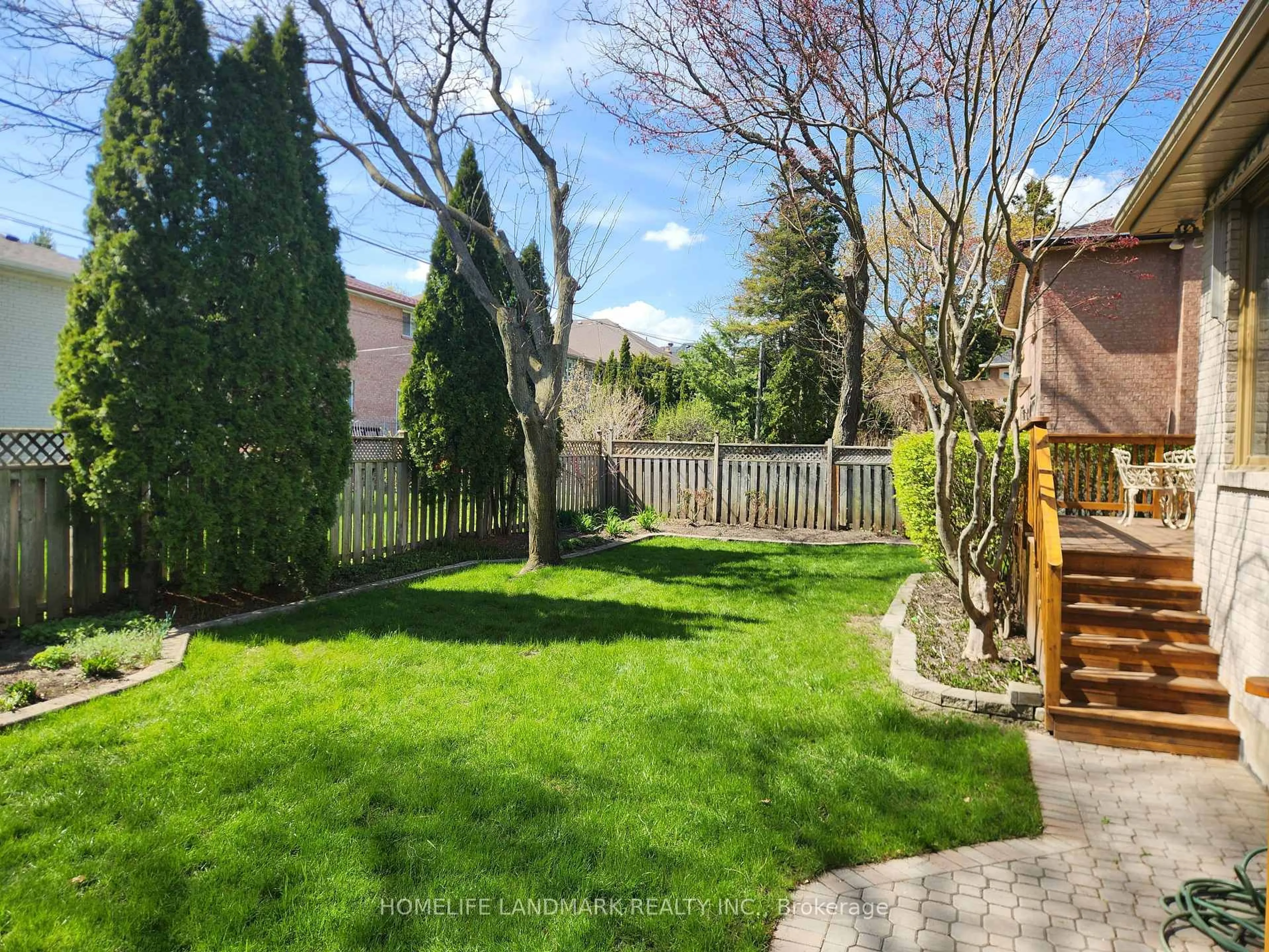 Patio, street for 16 Lawnview Dr, Toronto Ontario M2N 5J8