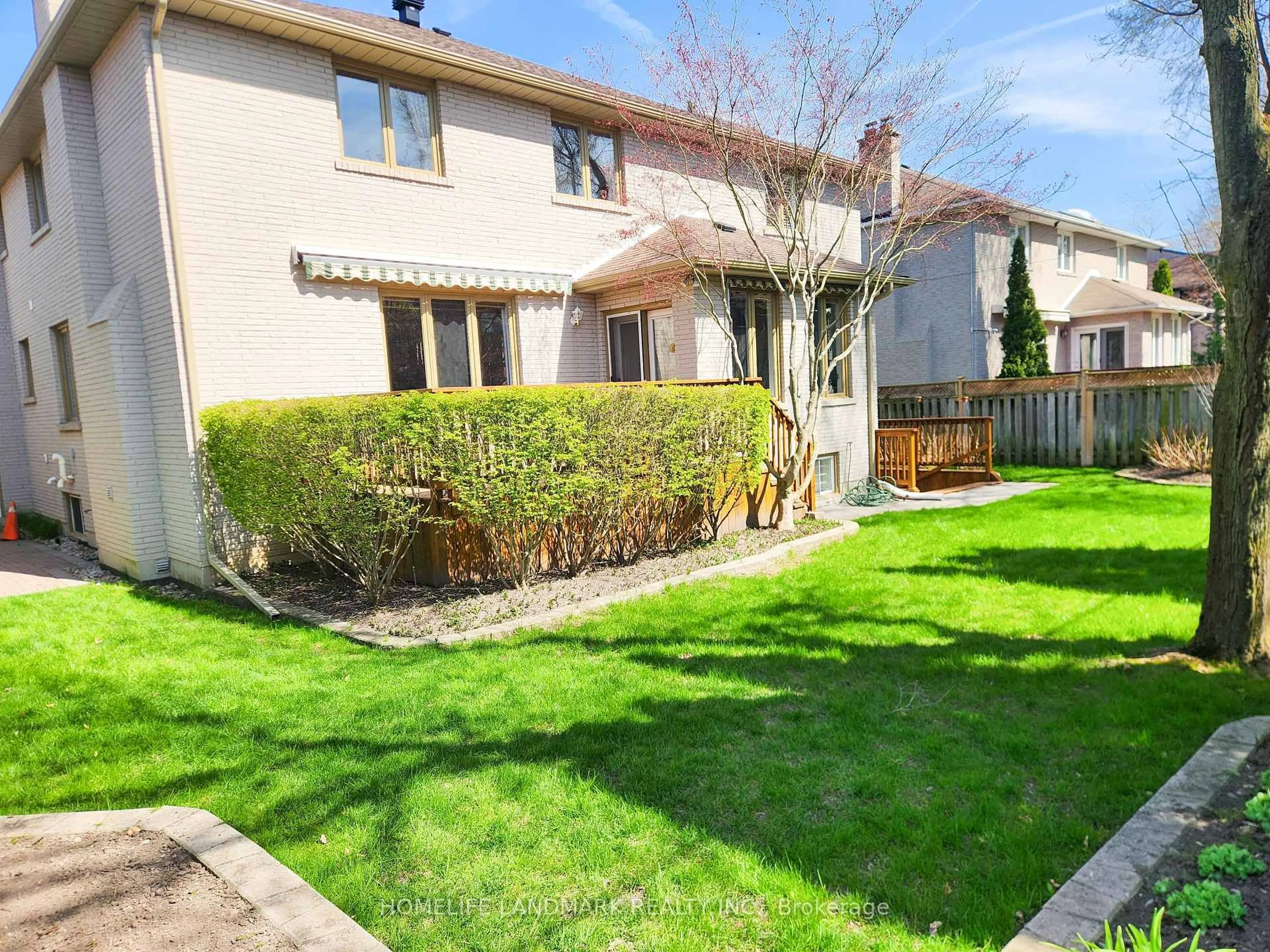 A pic from outside/outdoor area/front of a property/back of a property/a pic from drone, street for 16 Lawnview Dr, Toronto Ontario M2N 5J8