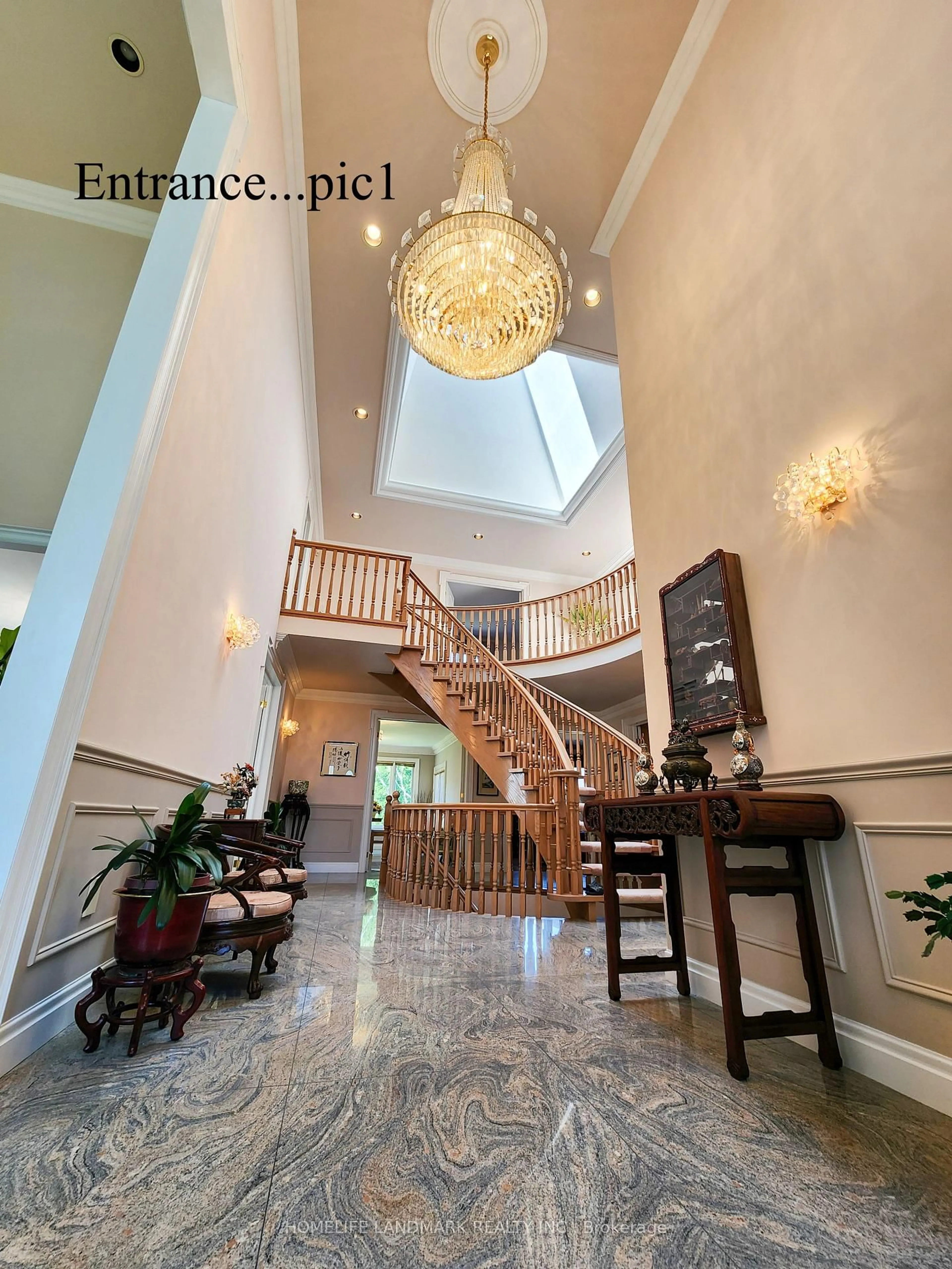 Indoor foyer for 16 Lawnview Dr, Toronto Ontario M2N 5J8
