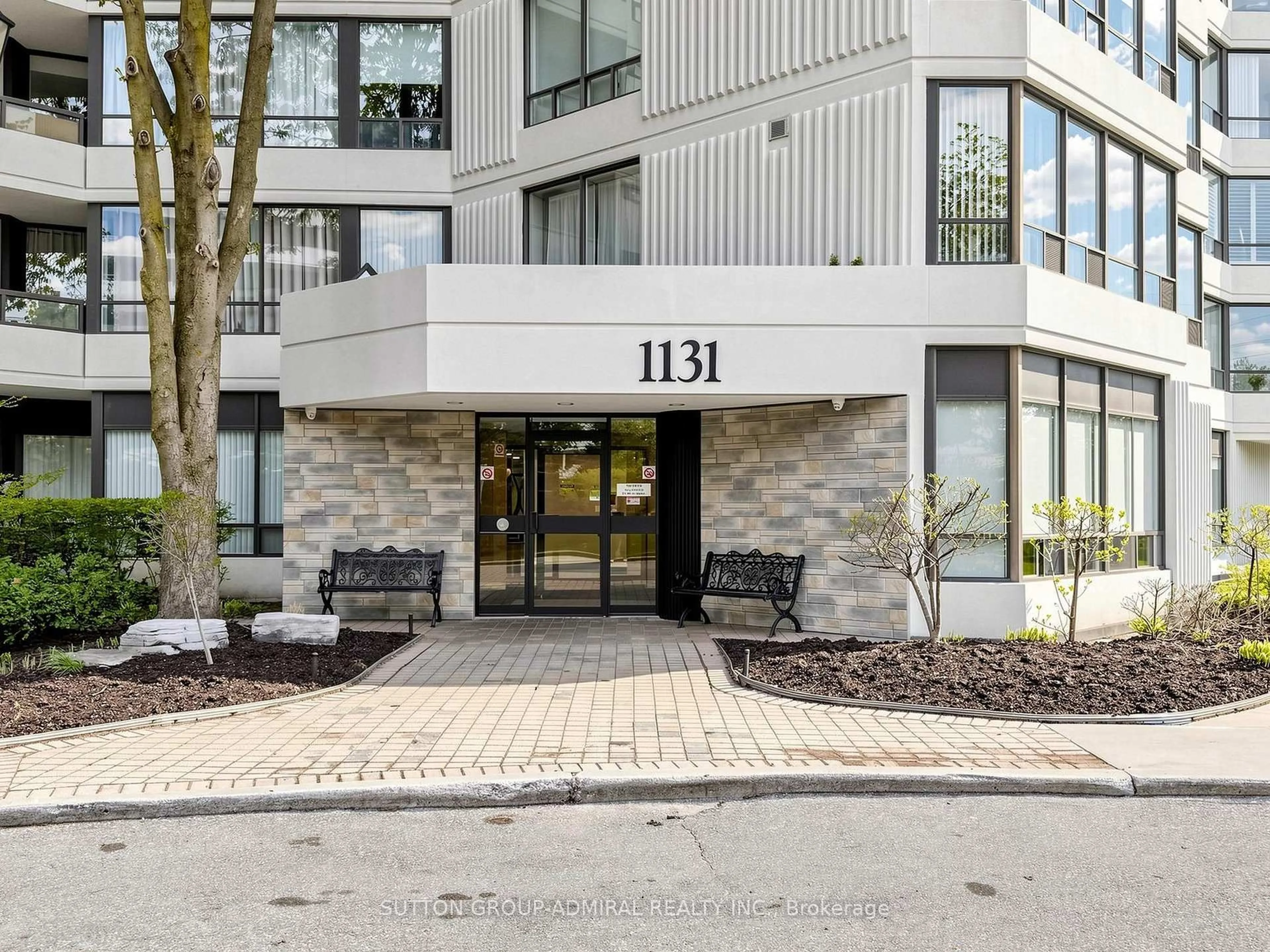 Indoor foyer for 1131 Steeles Ave #1504, Toronto Ontario M2R 3W8