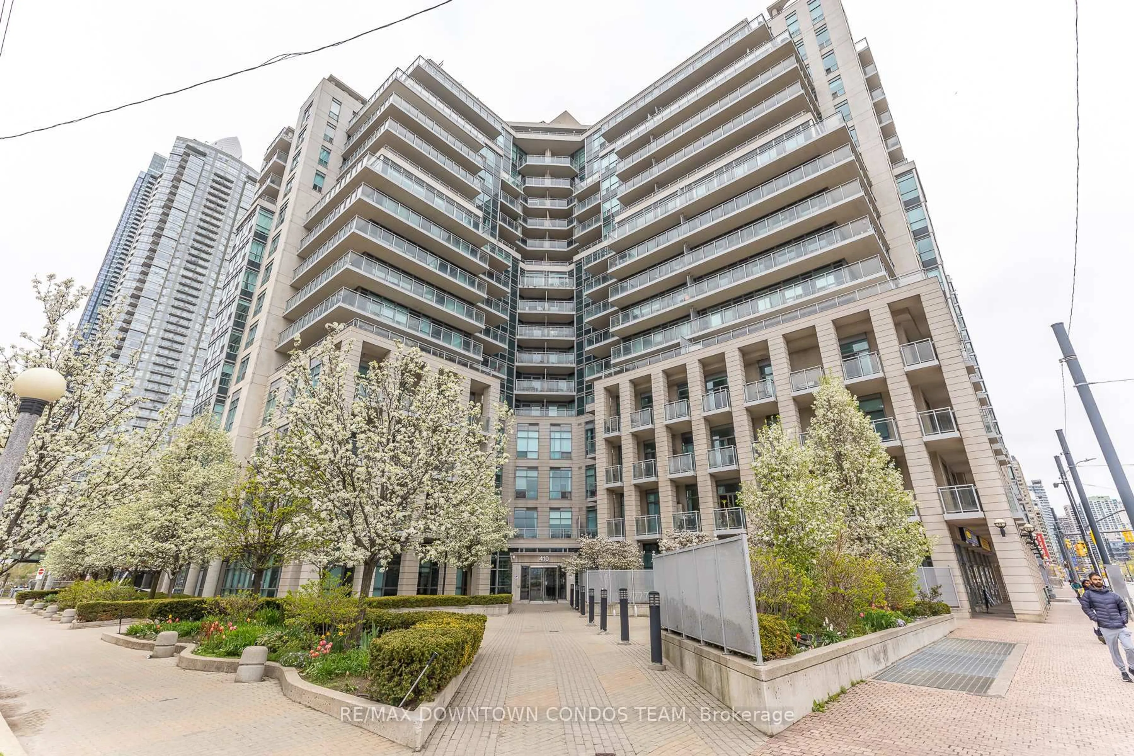 A pic from outside/outdoor area/front of a property/back of a property/a pic from drone, building for 410 Queens Quay #404, Toronto Ontario M5V 3T1
