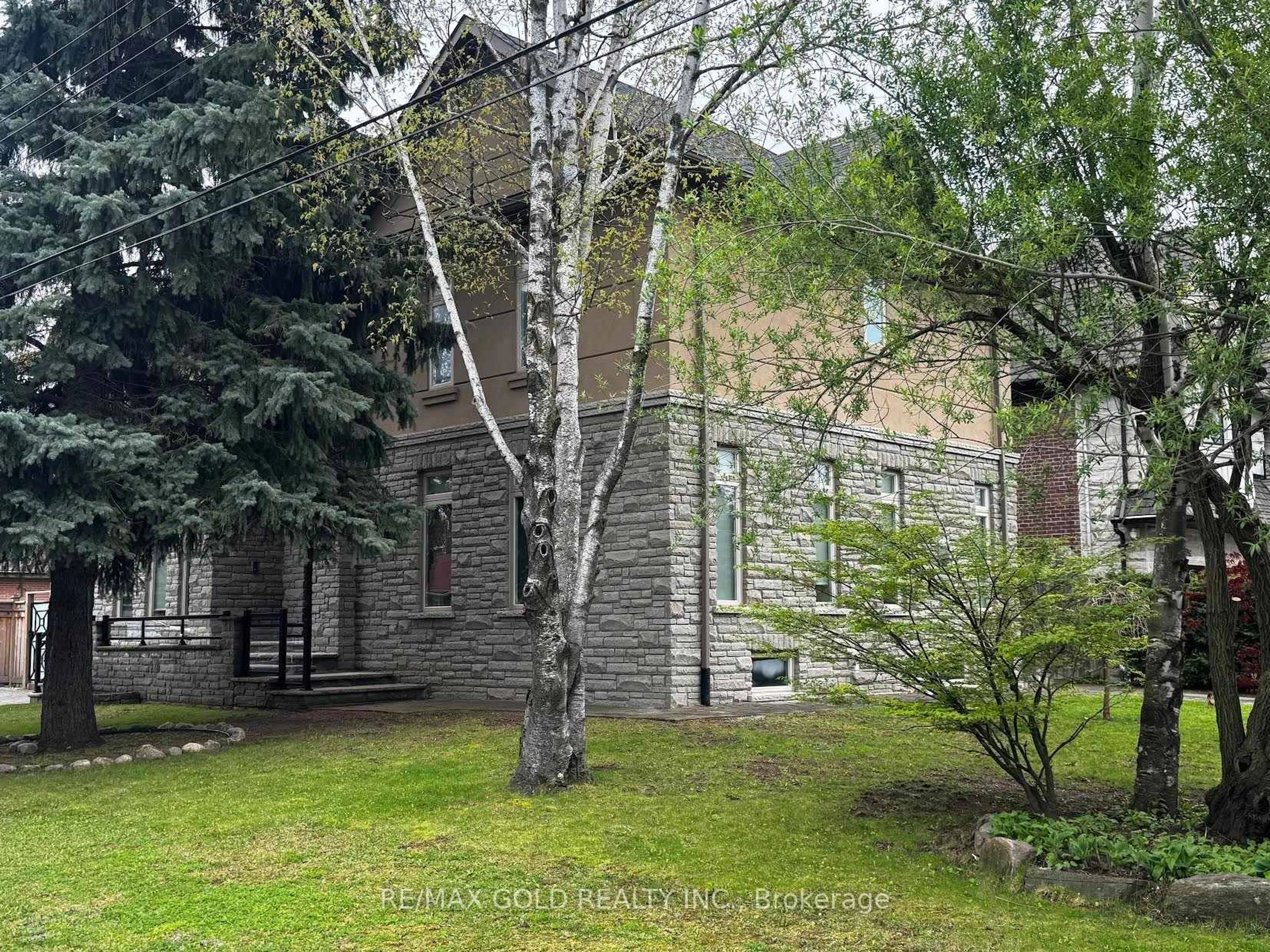 A pic from outside/outdoor area/front of a property/back of a property/a pic from drone, unknown for 1 Lissom Cres, Toronto Ontario M2R 2N9