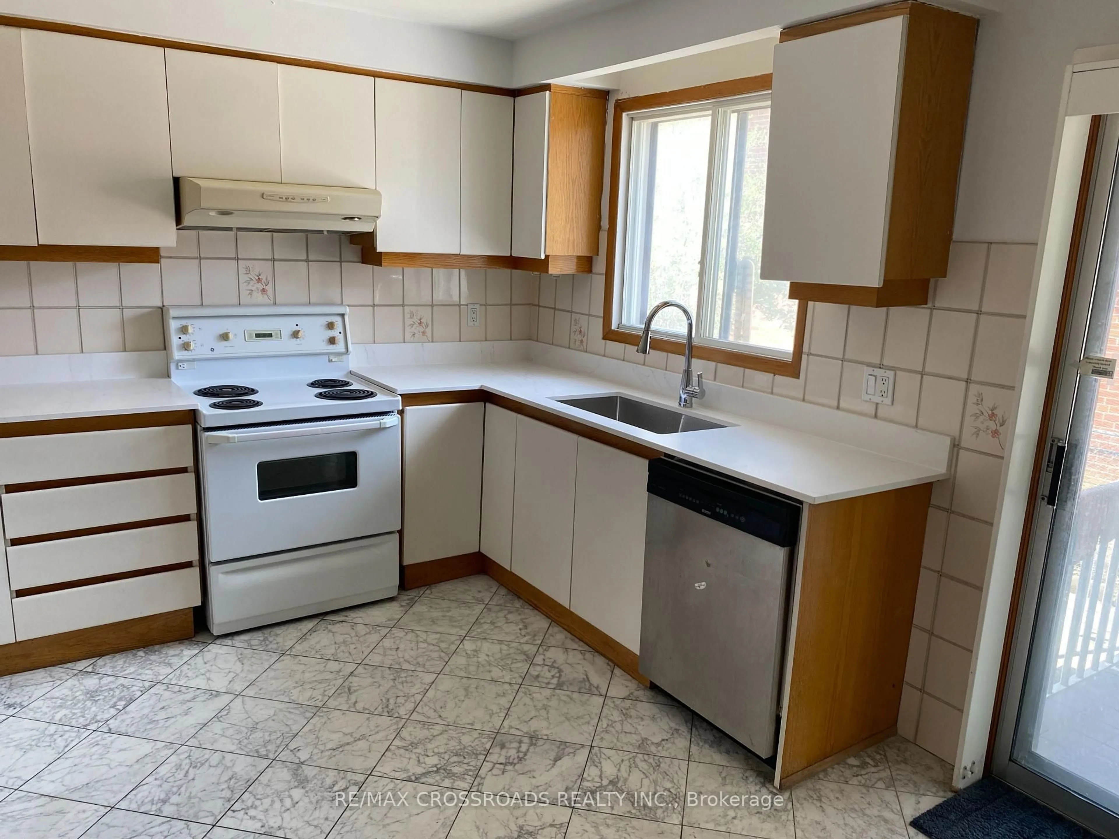 Standard kitchen, ceramic/tile floor for 91 Bickerton Cres, Toronto Ontario M2J 3T2