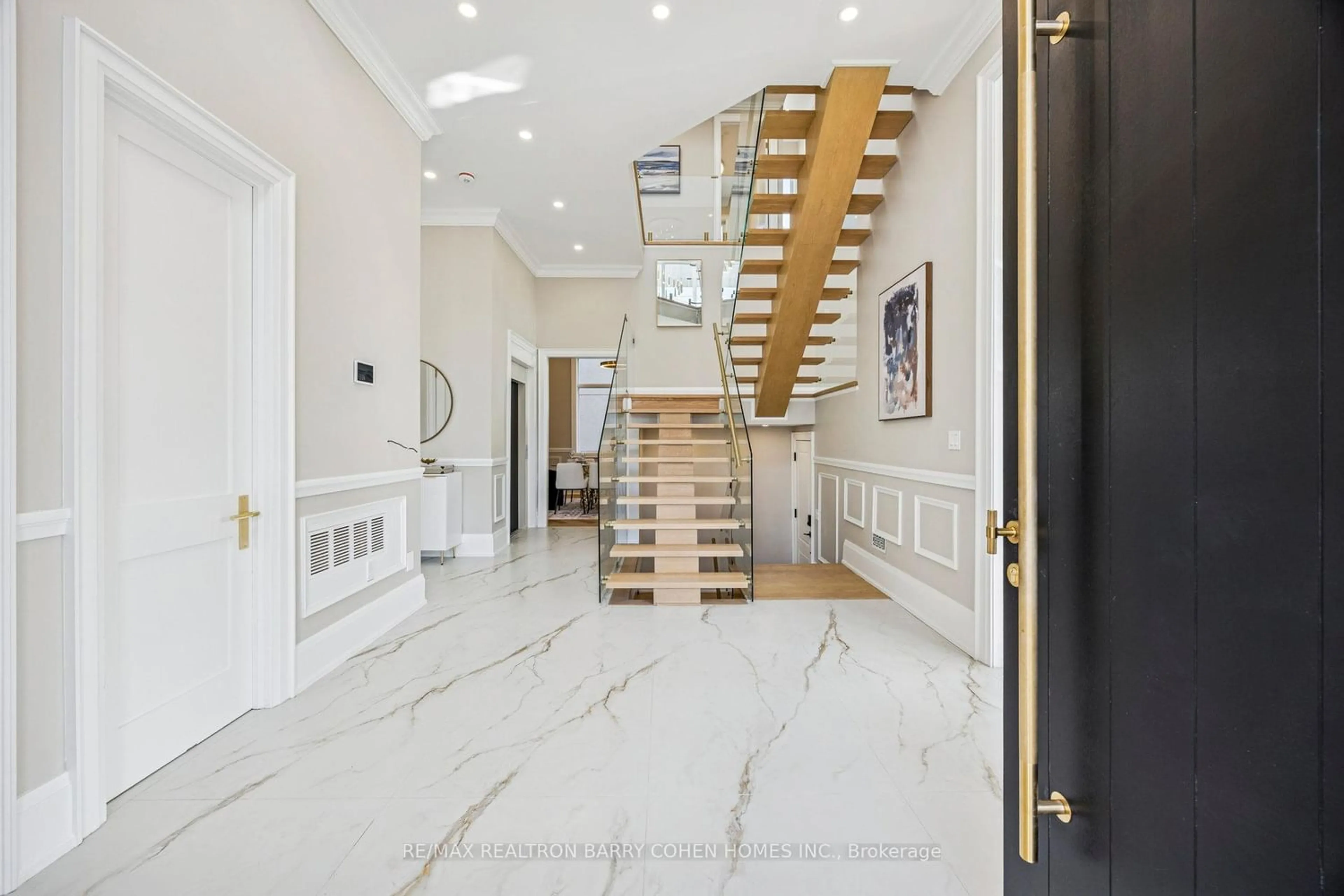 Indoor foyer for 1 Lynnhaven Rd, Toronto Ontario M6A 2K7