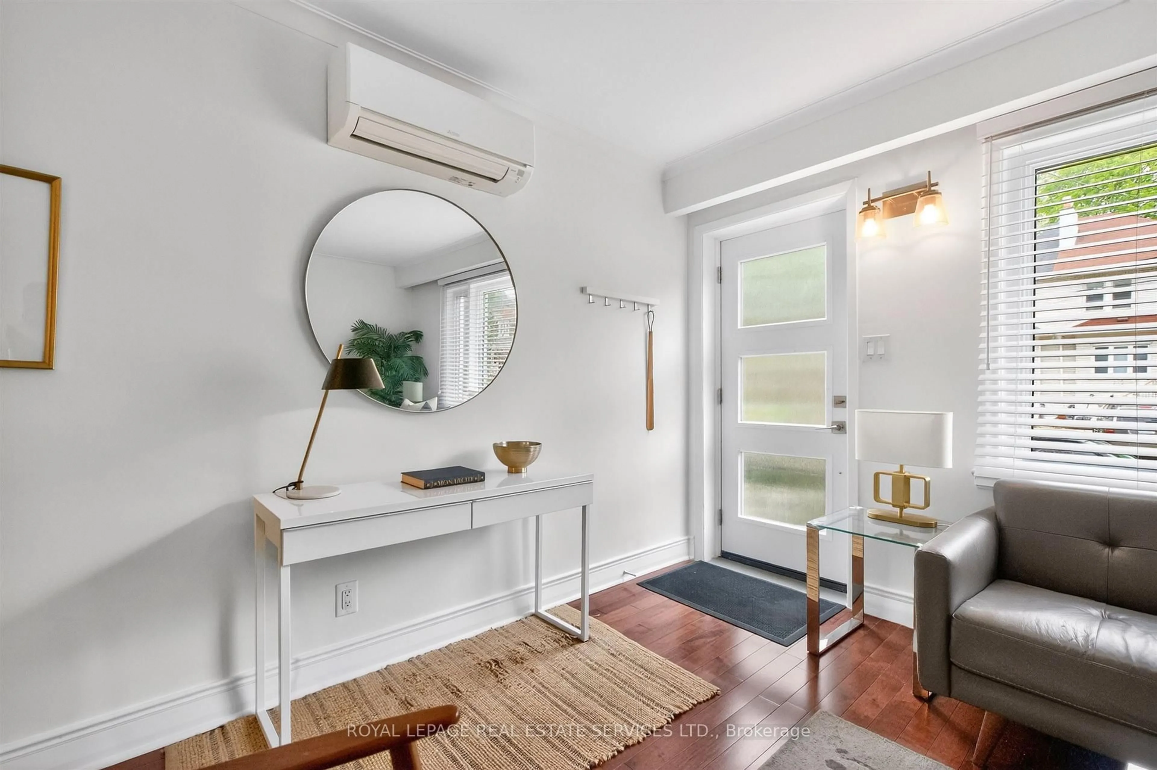 Indoor entryway for 25 Lorindale Ave, Toronto Ontario M5M 3C3