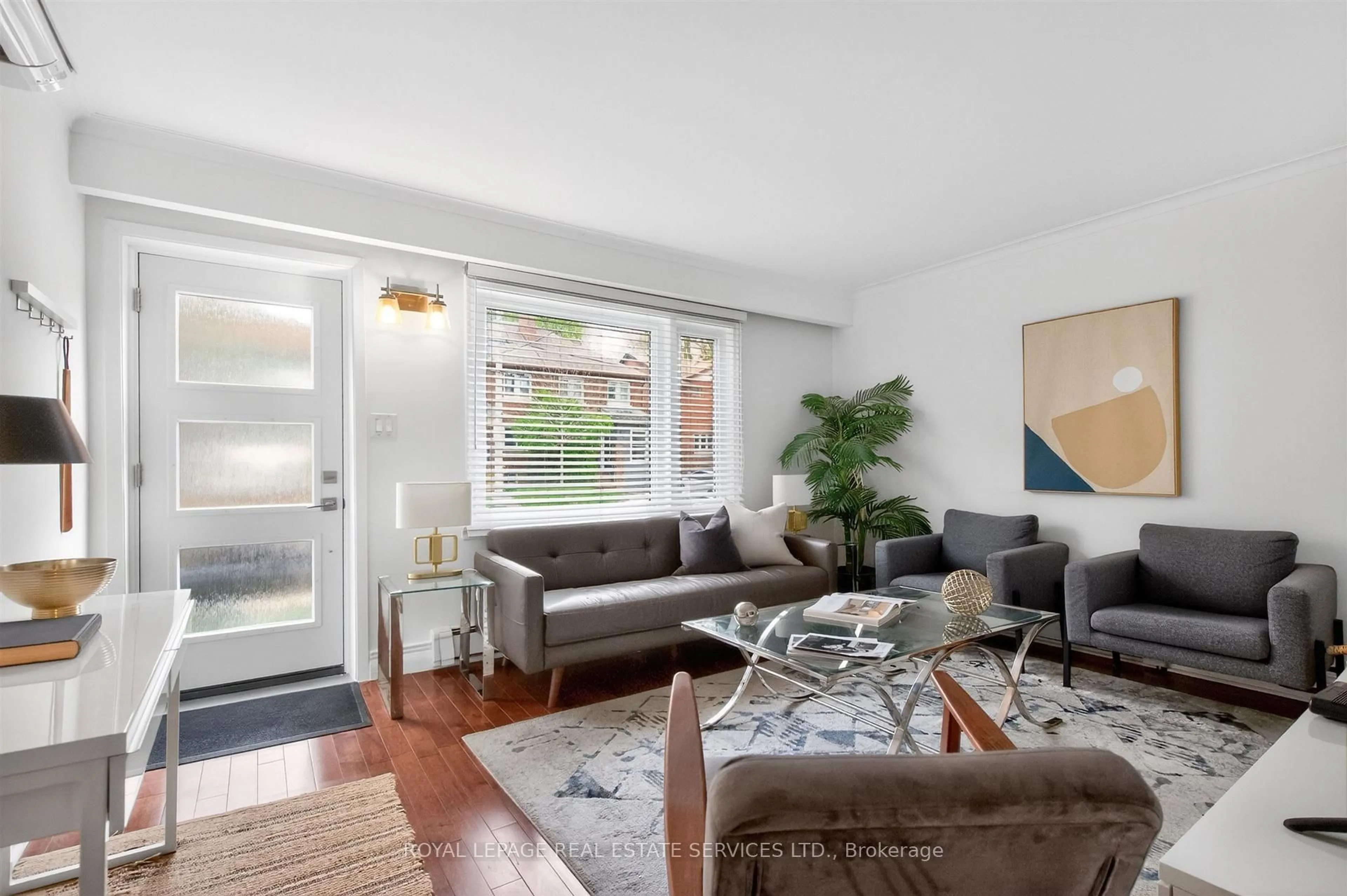 Living room with furniture, unknown for 25 Lorindale Ave, Toronto Ontario M5M 3C3