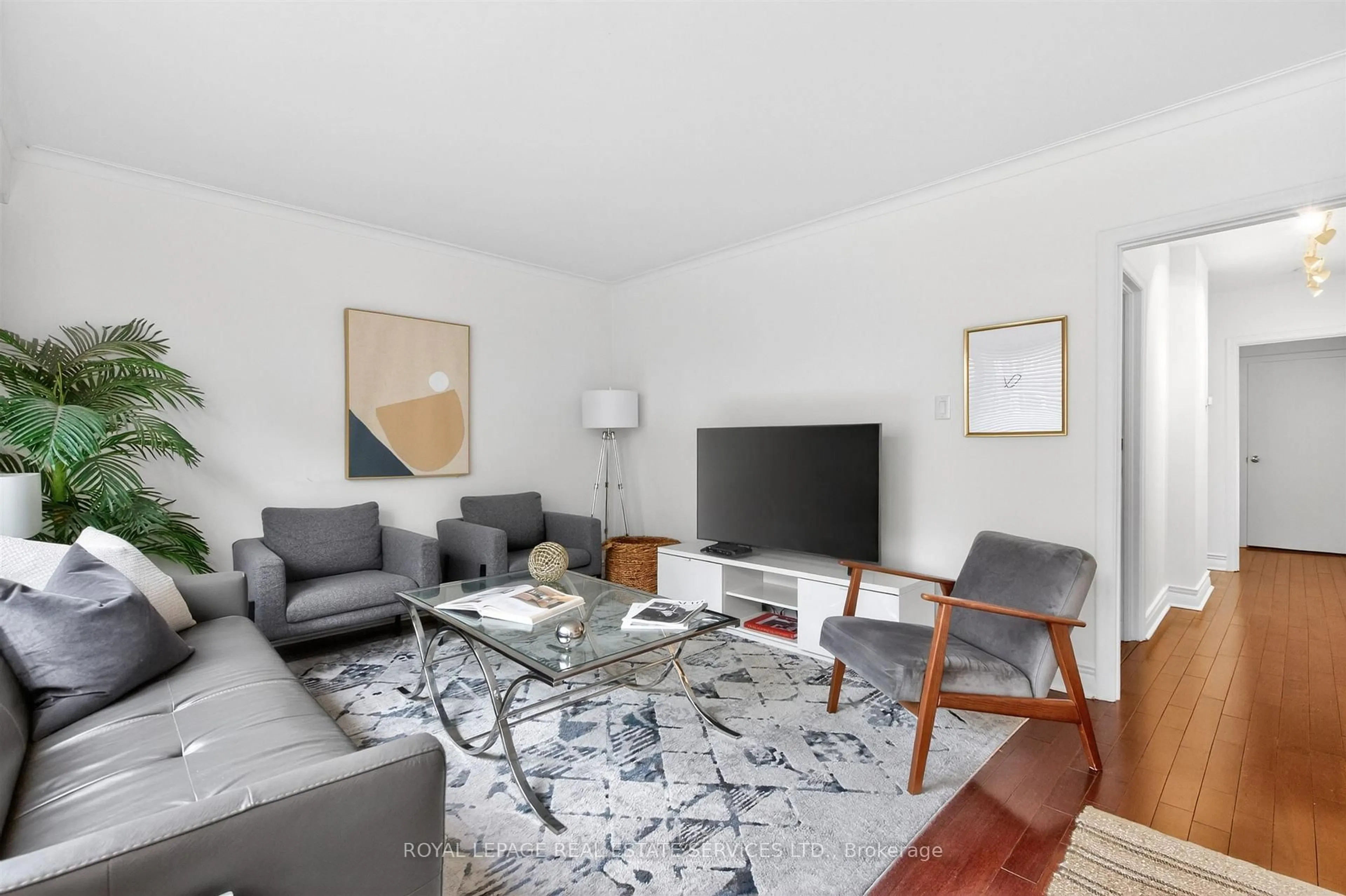 Living room with furniture, unknown for 25 Lorindale Ave, Toronto Ontario M5M 3C3