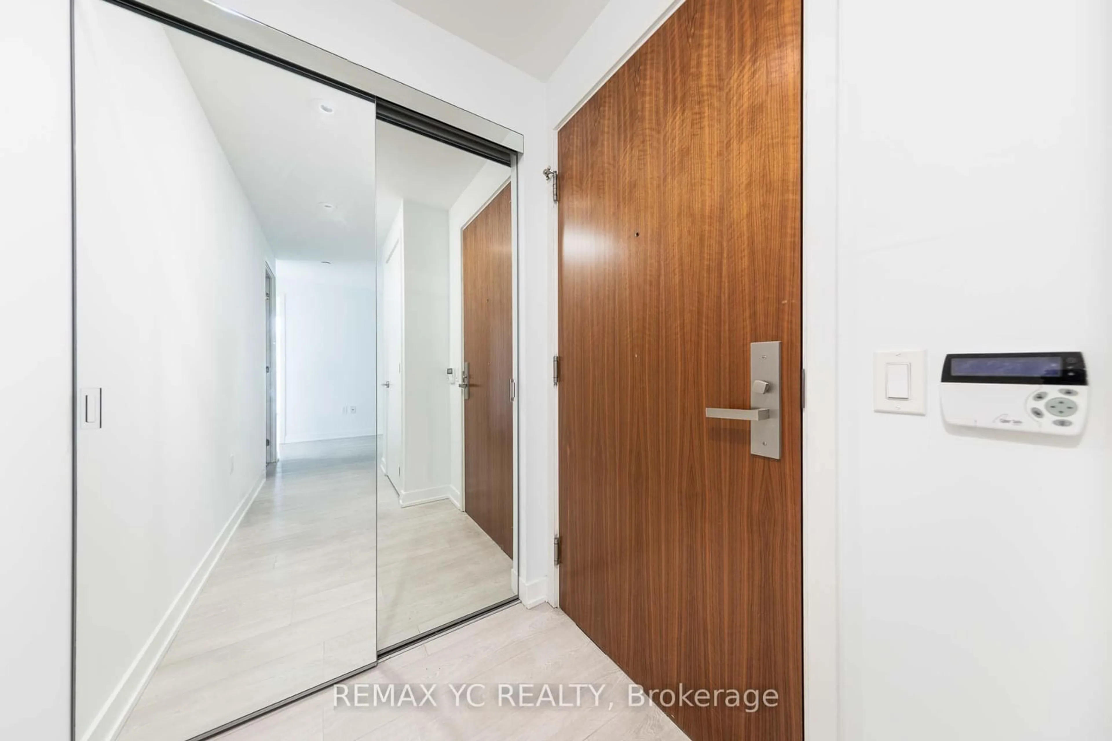 Unknown for 15 Queens Quay #1302, Toronto Ontario M5E 0C5