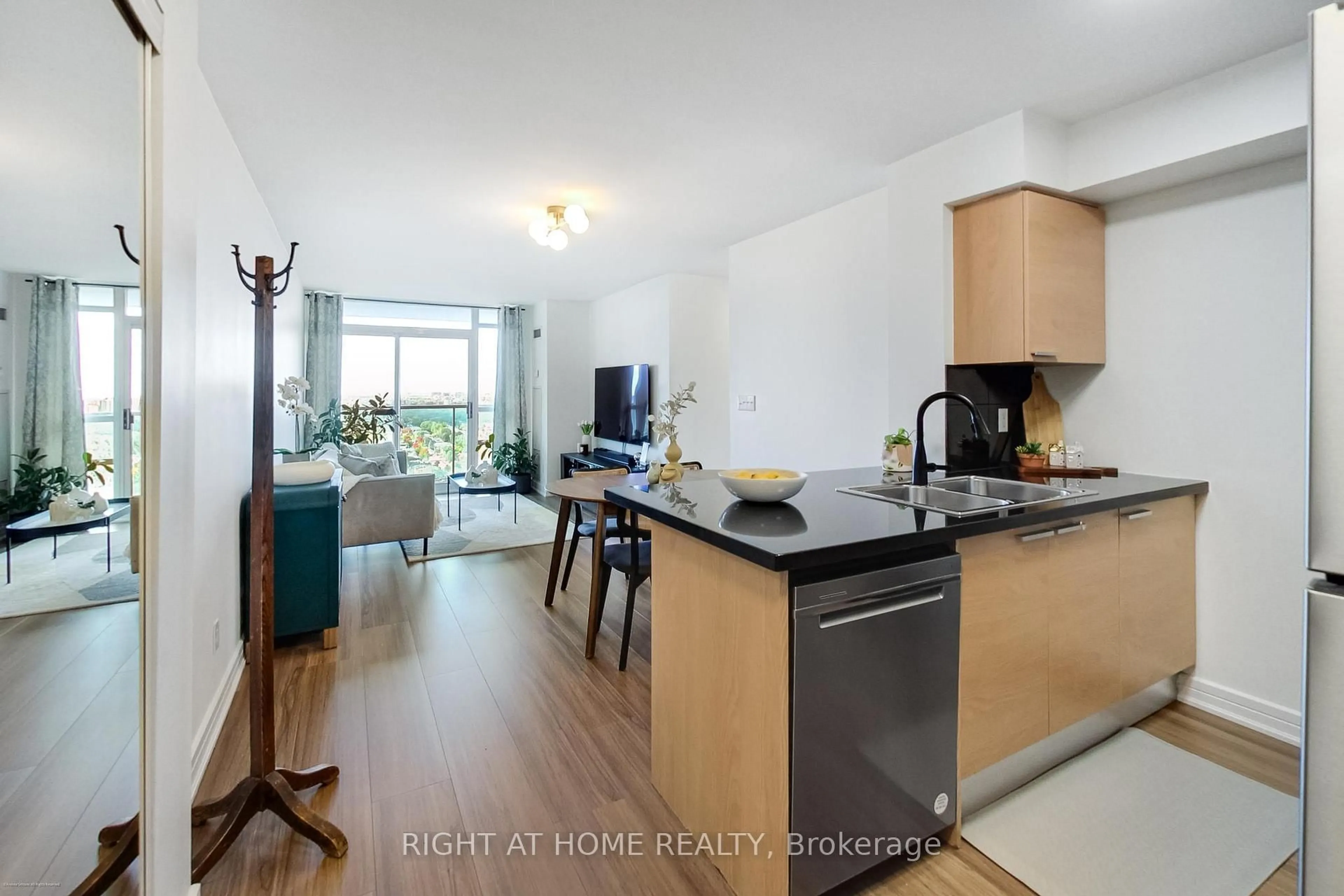 Standard kitchen, wood/laminate floor for 16 Harrison Garden Blvd #Lph02, Toronto Ontario M2N 7J6