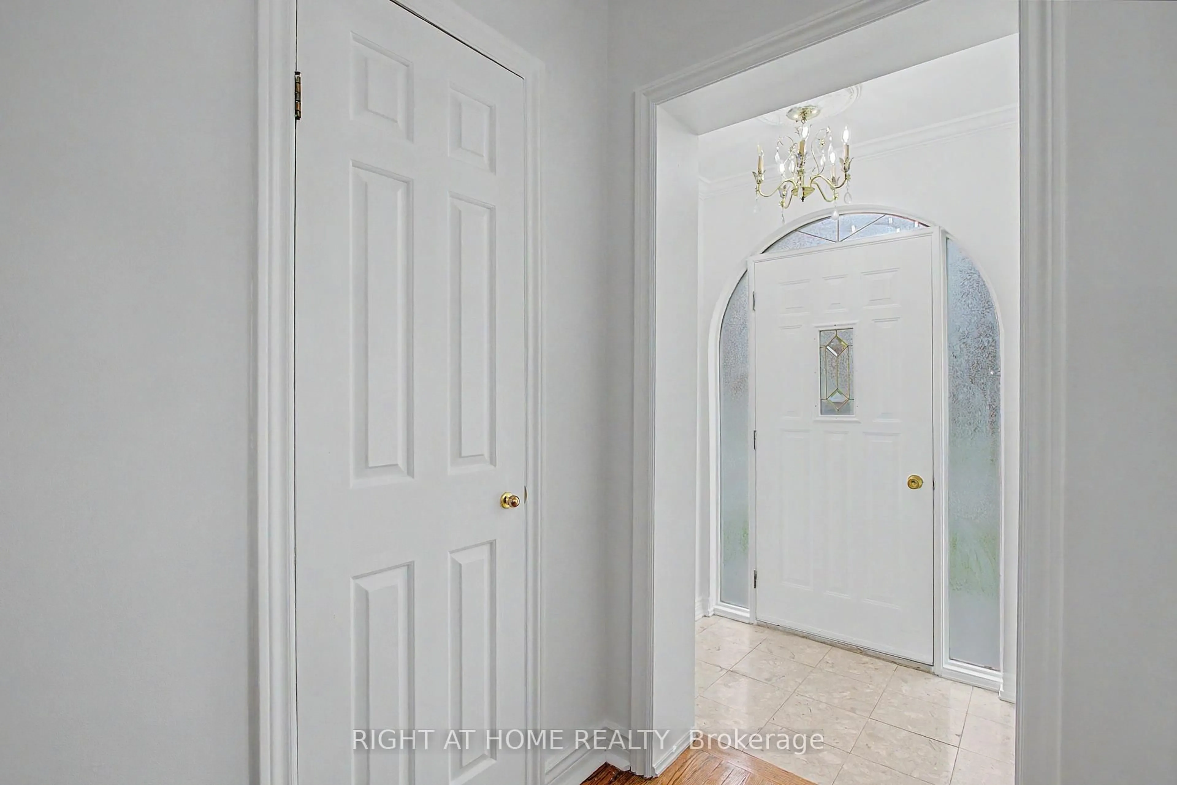 Indoor entryway for 89 Newton Dr, Toronto Ontario M2M 2N2