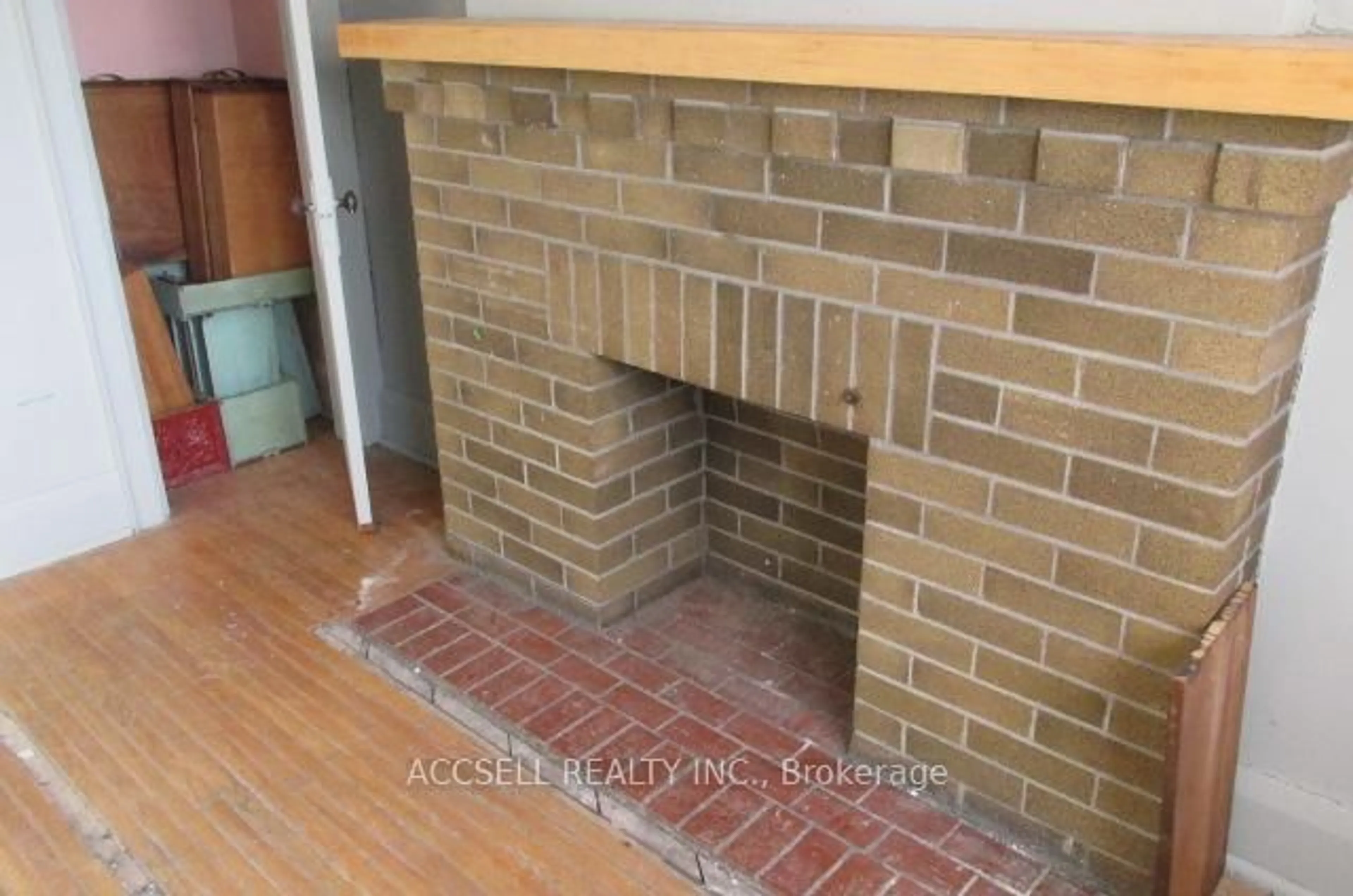 A pic of a room for 53 Arlington Ave, Toronto Ontario M6G 3K9