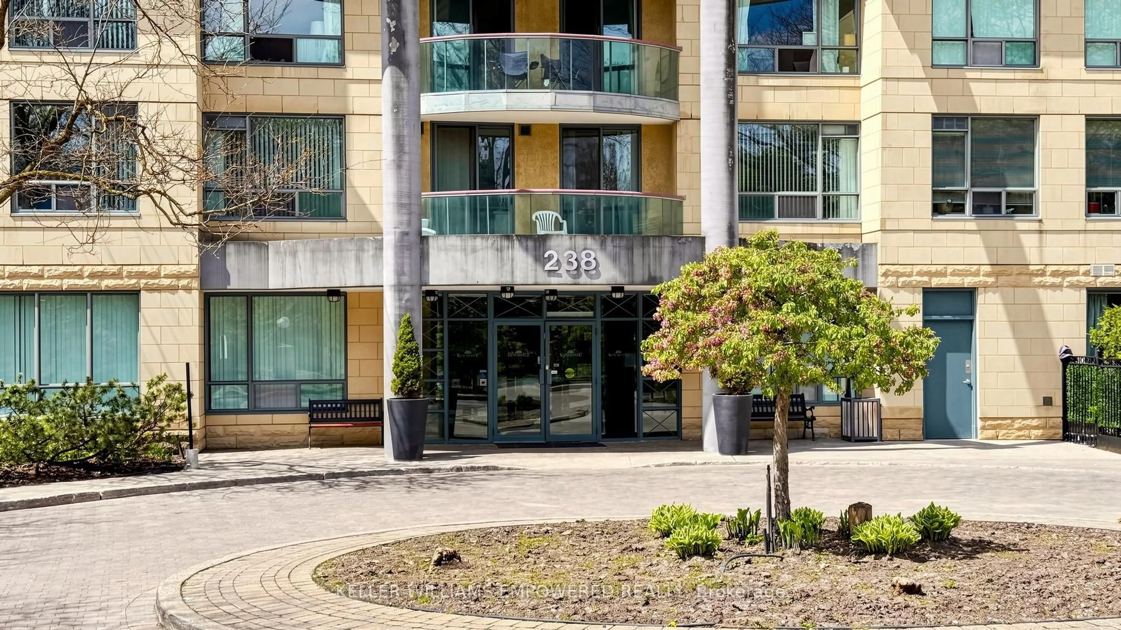 Indoor foyer for 238 Doris Ave #1511, Toronto Ontario M2N 6W1