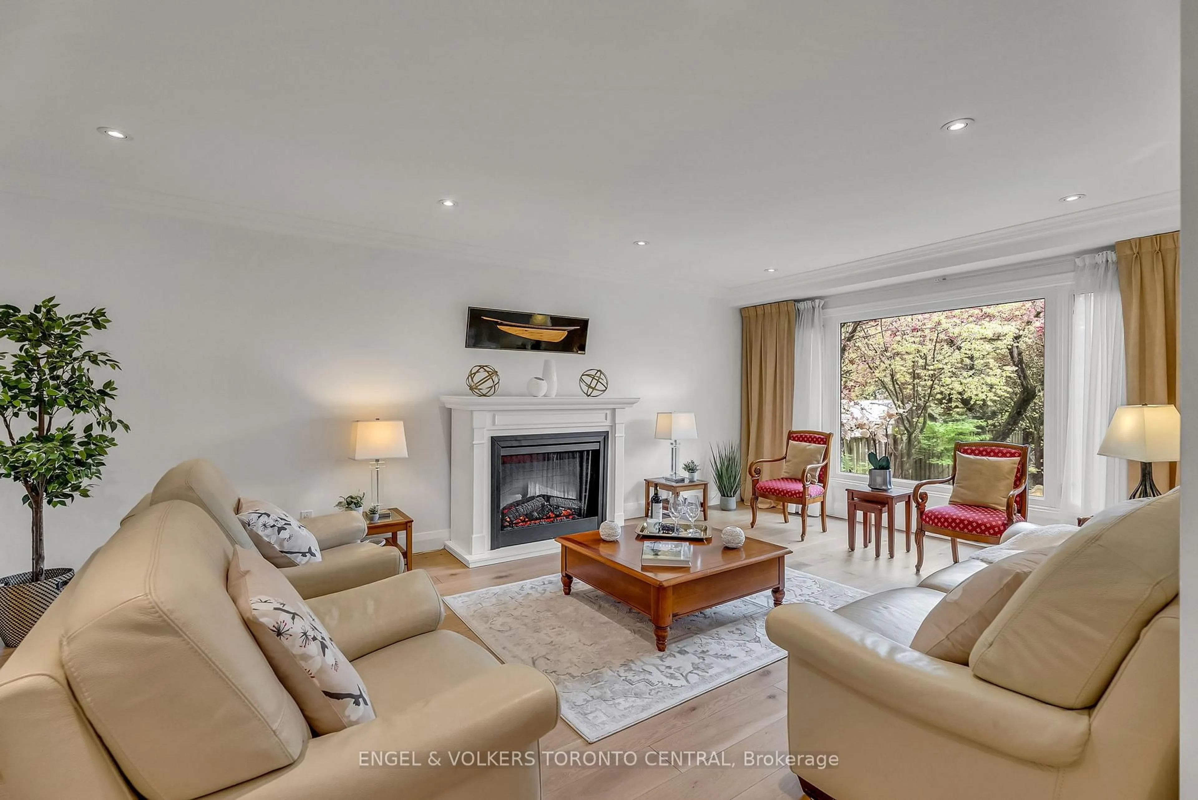 Living room with furniture, unknown for 170 Fenn Ave, Toronto Ontario M2P 1X9