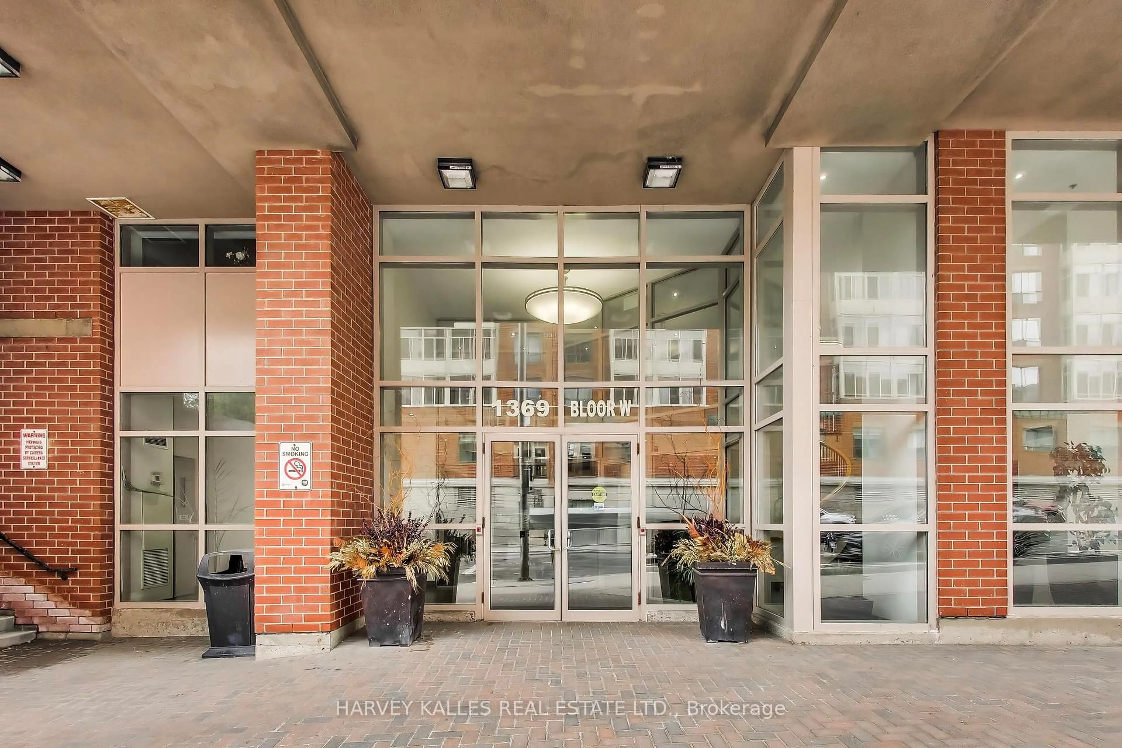Indoor foyer for 1369 Bloor St #401, Toronto Ontario M6P 4J4